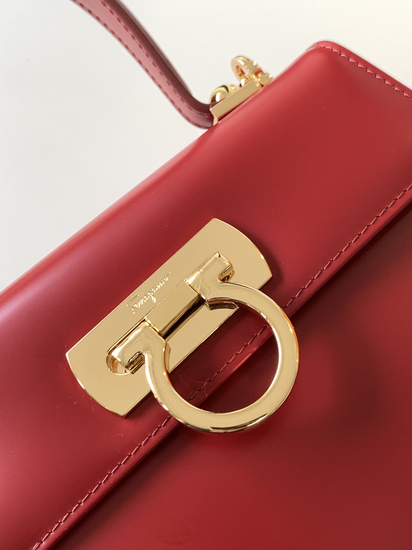 FERRAGAMO 살바토레 페라가모 FW2023 Gancino 장식 블랙 토트백 3