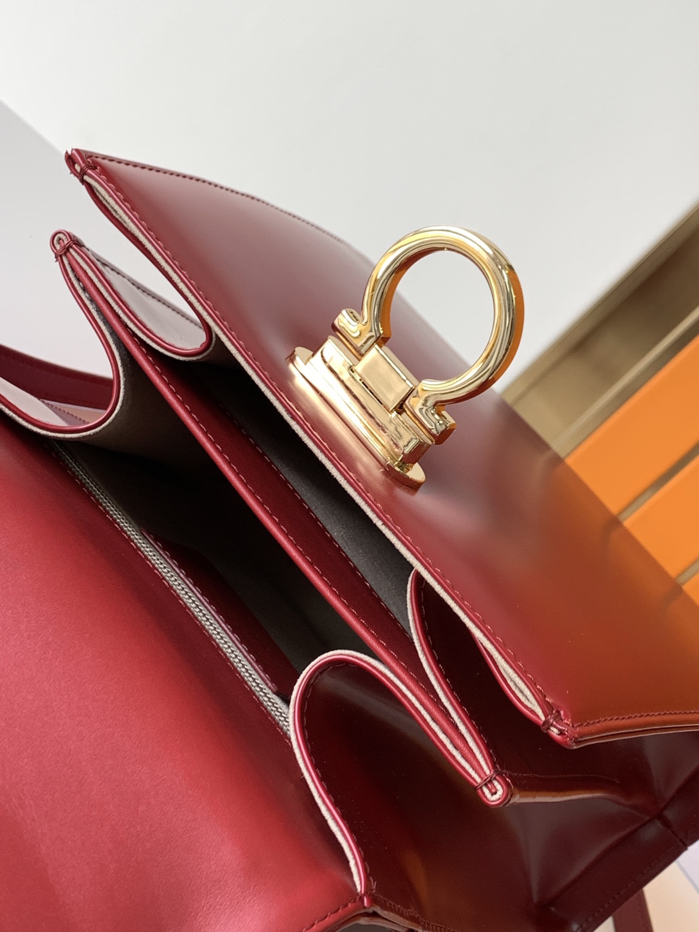 FERRAGAMO 살바토레 페라가모 FW2023 Gancino 장식 블랙 토트백 5