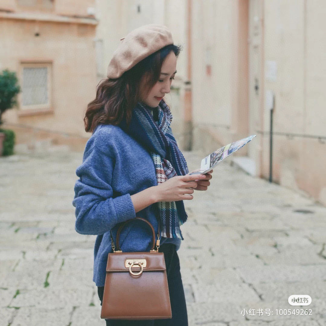 FERRAGAMO 살바토레 페라가모 FW2023 Gancino 장식 가죽 핸드백 1