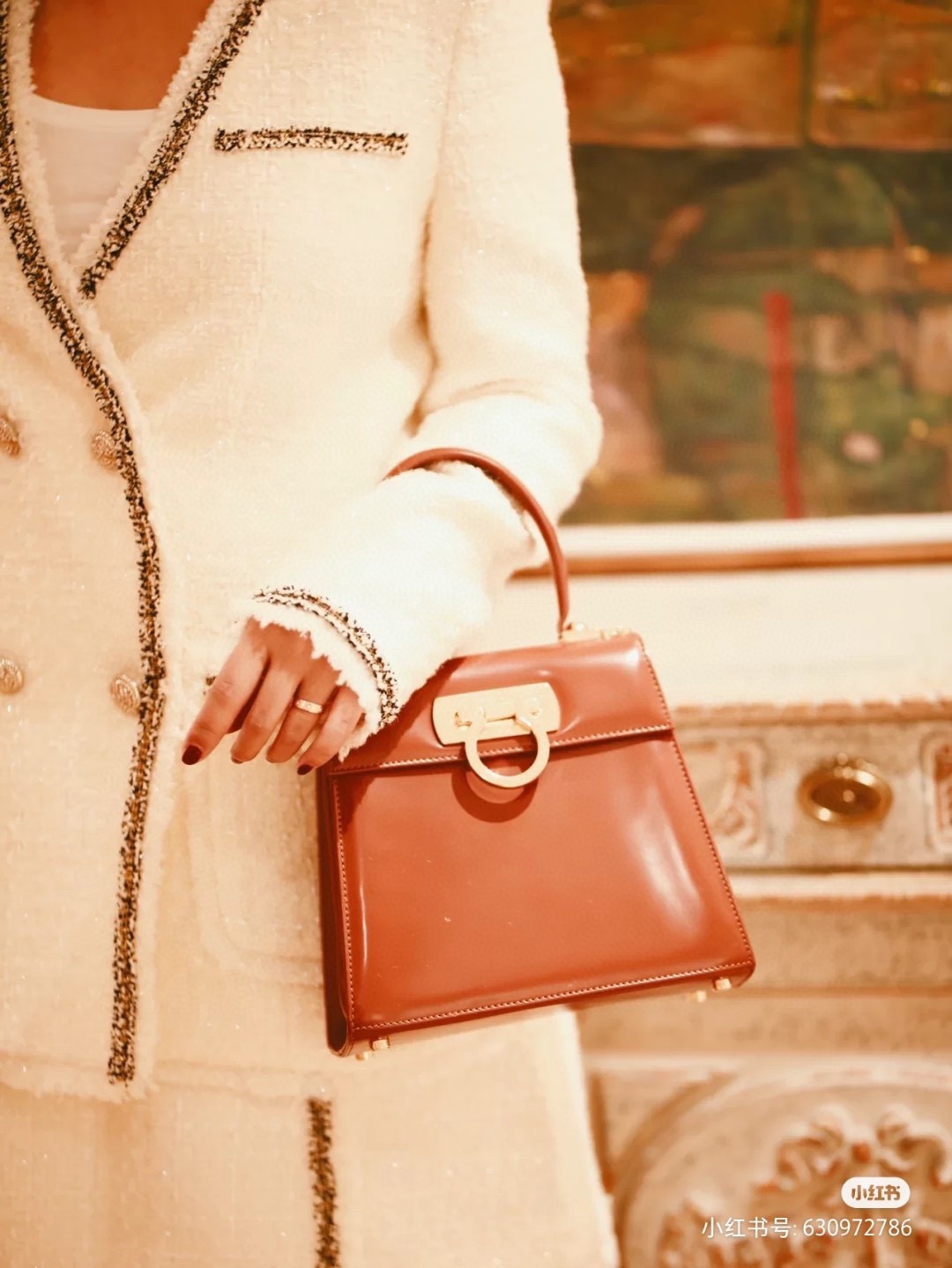 FERRAGAMO 살바토레 페라가모 FW2023 Gancino 장식 가죽 핸드백 2