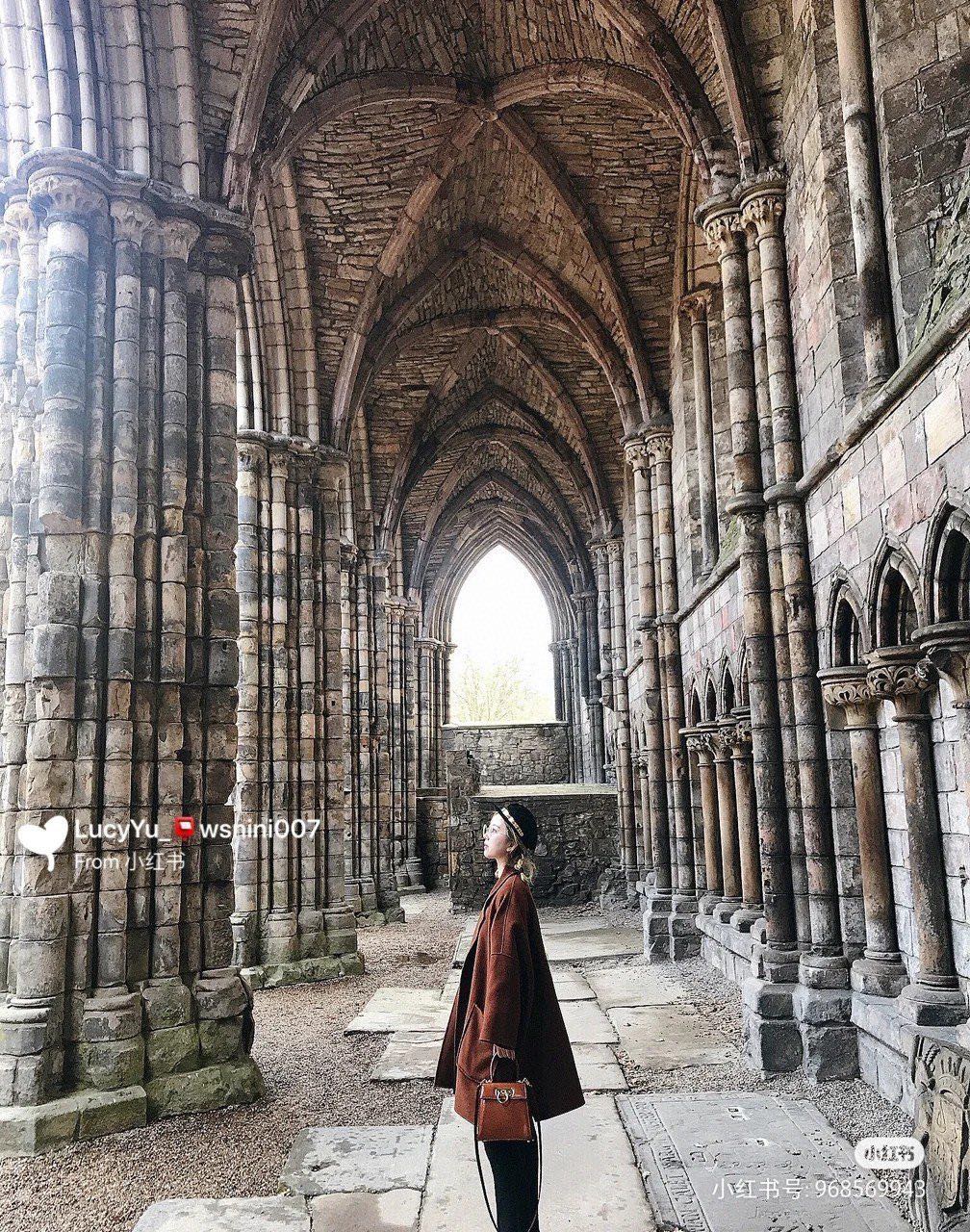 FERRAGAMO 살바토레 페라가모 FW2023 Gancino 장식 가죽 핸드백 3