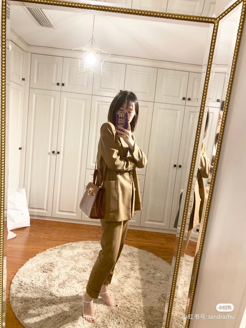 FERRAGAMO 살바토레 페라가모 FW2023 Gancino 장식 가죽 핸드백 4