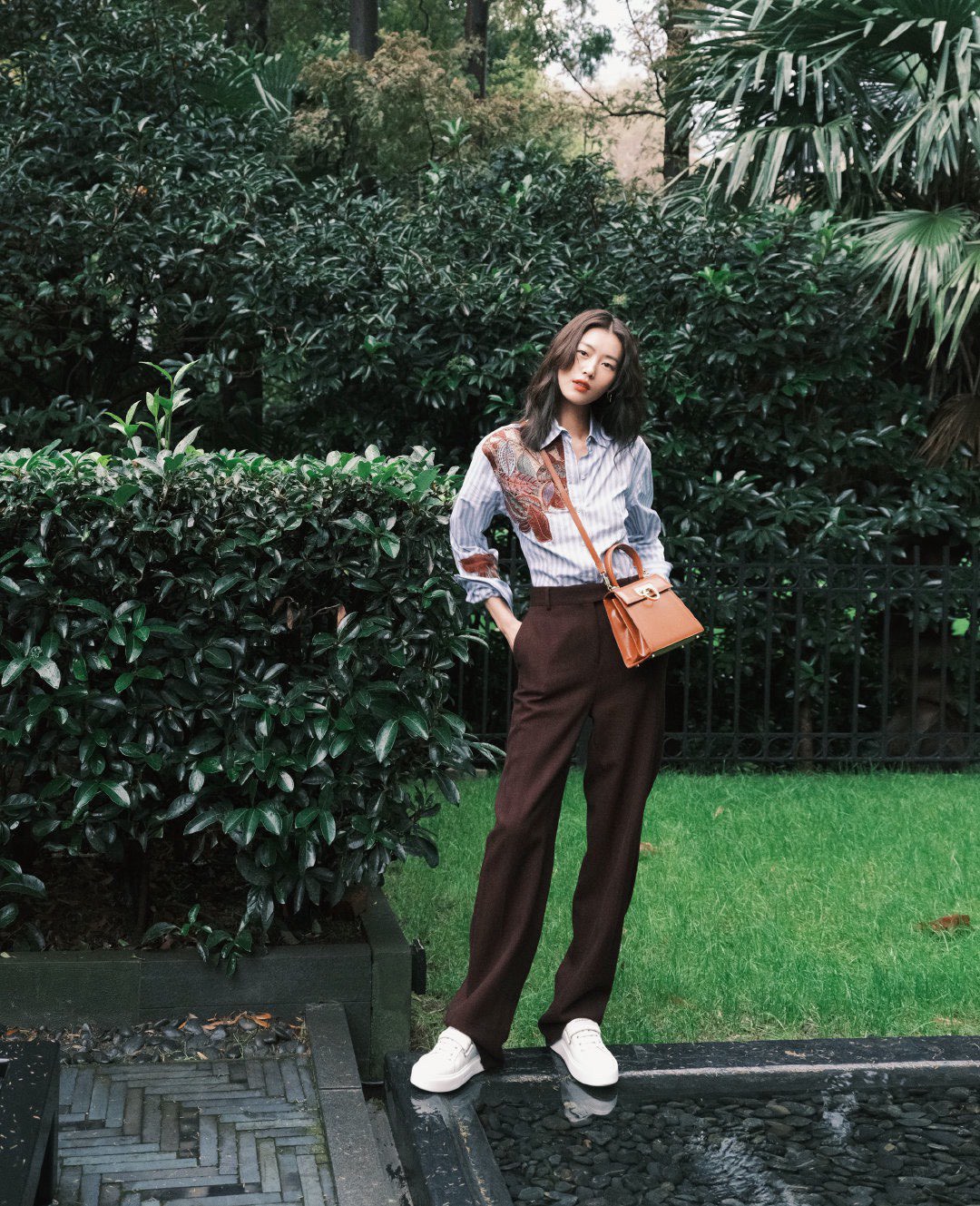 FERRAGAMO 살바토레 페라가모 FW2023 Gancino 장식 가죽 핸드백 5