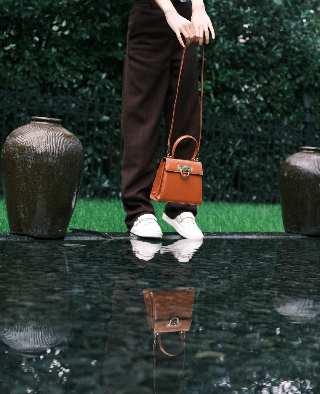 FERRAGAMO 살바토레 페라가모 FW2023 Gancino 장식 가죽 핸드백 6