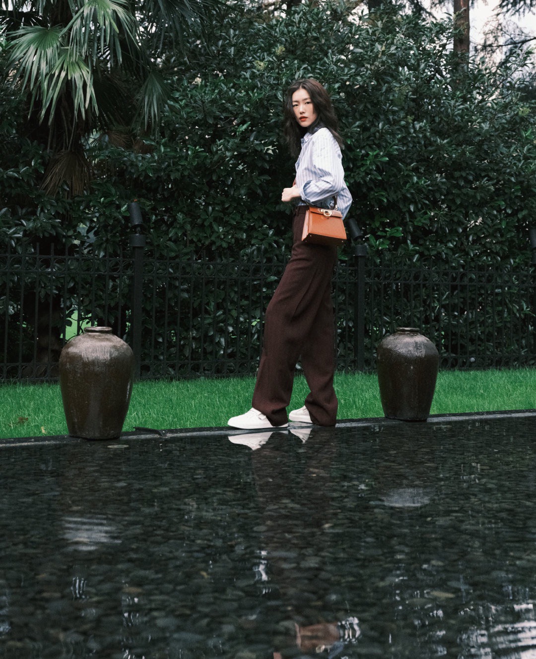 FERRAGAMO 살바토레 페라가모 FW2023 Gancino 장식 가죽 핸드백 7