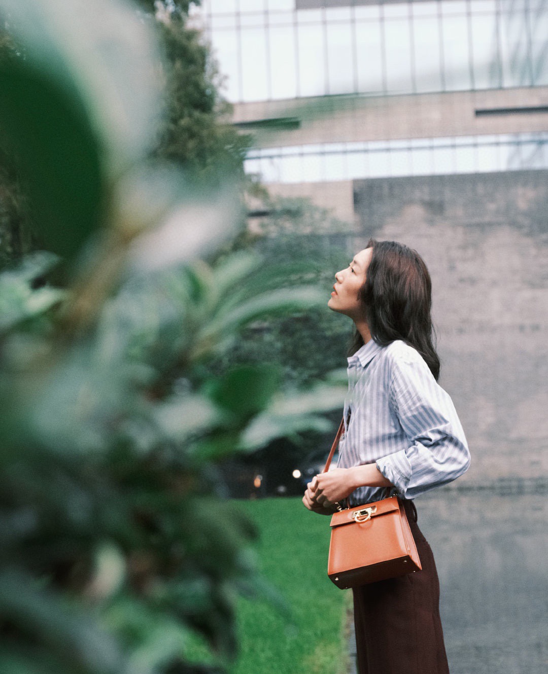 FERRAGAMO 살바토레 페라가모 FW2023 Gancino 장식 가죽 핸드백 8