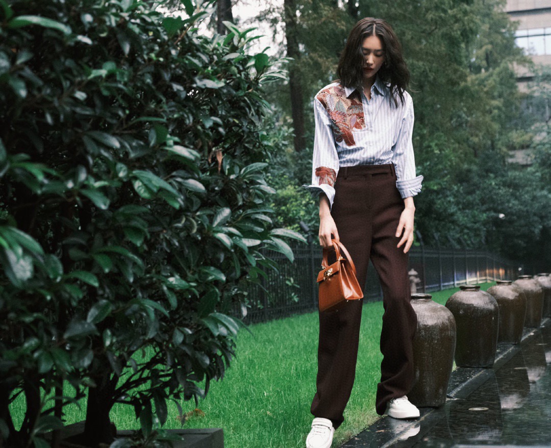 FERRAGAMO 살바토레 페라가모 FW2023 Gancino 장식 가죽 핸드백 9