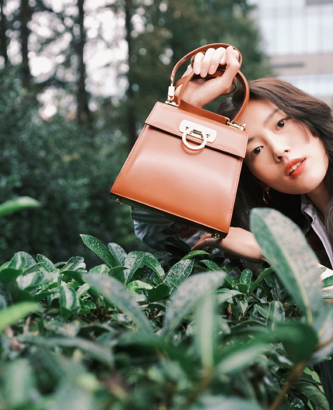 FERRAGAMO 살바토레 페라가모 FW2023 Gancino 장식 가죽 핸드백 10