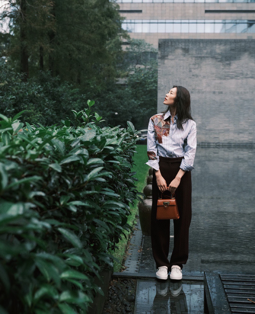 FERRAGAMO 살바토레 페라가모 FW2023 Gancino 장식 가죽 핸드백 11