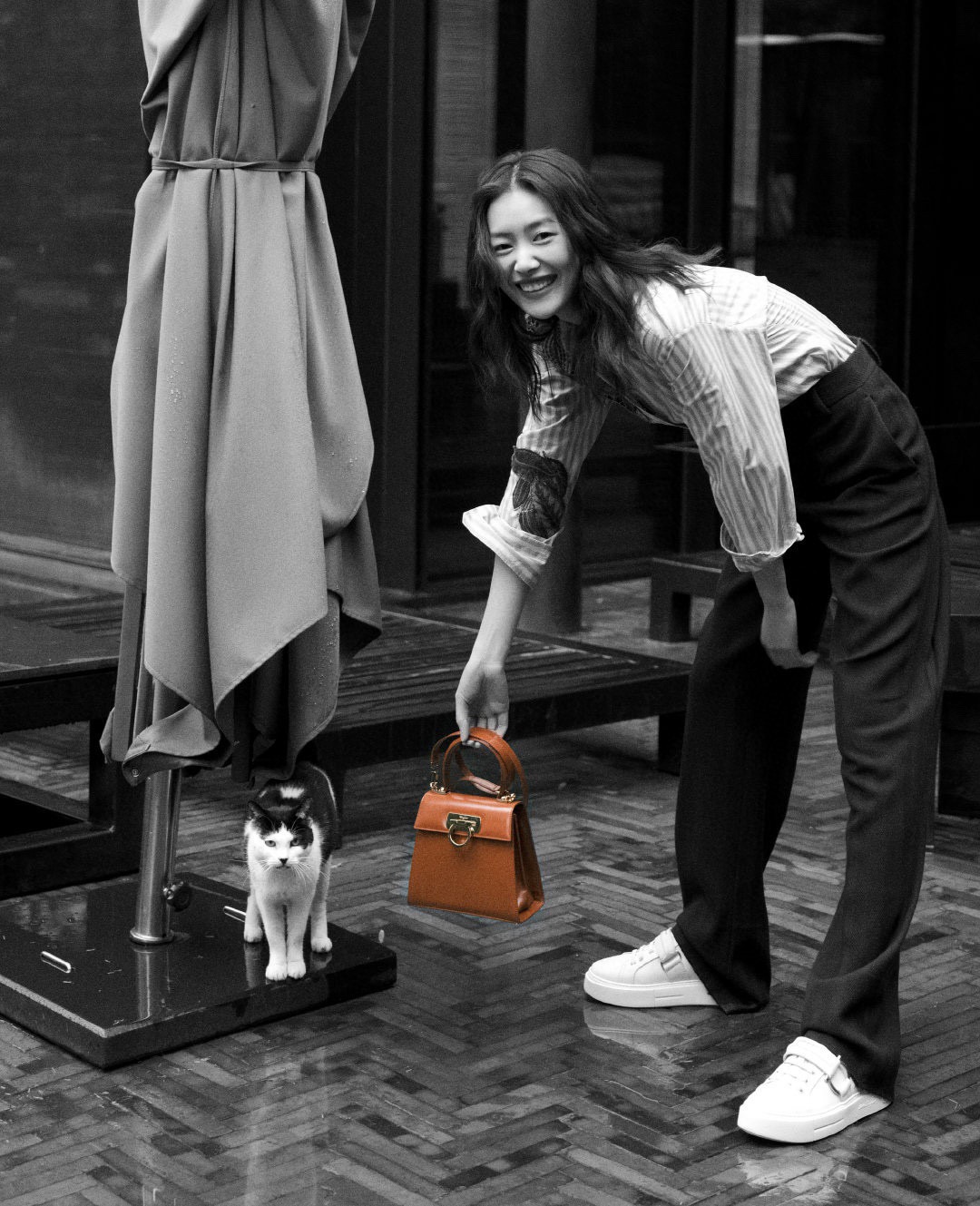 FERRAGAMO 살바토레 페라가모 FW2023 Gancino 장식 가죽 핸드백 12