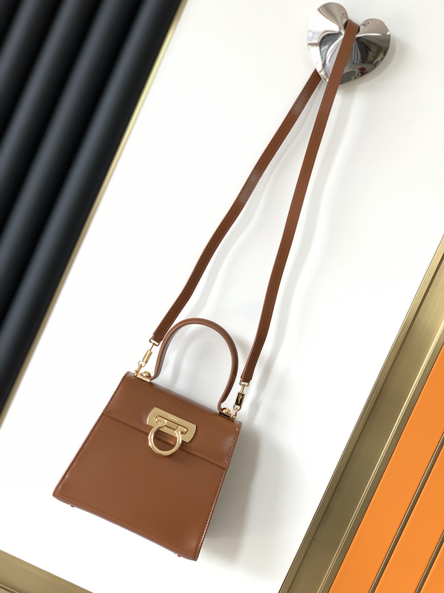 FERRAGAMO 살바토레 페라가모 FW2023 Gancino 장식 가죽 핸드백 14