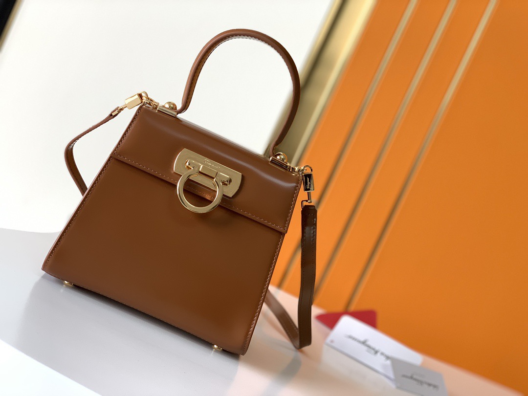 FERRAGAMO 살바토레 페라가모 FW2023 Gancino 장식 가죽 핸드백 15