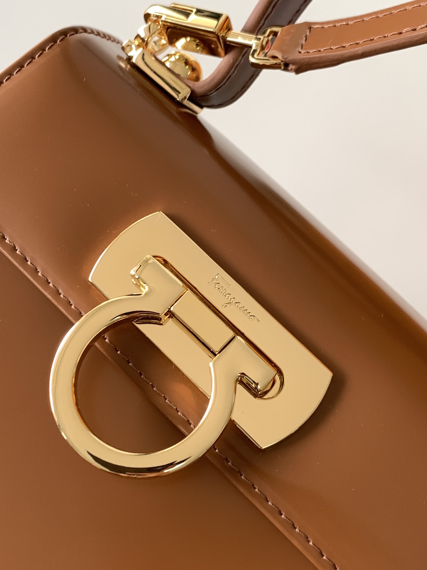 FERRAGAMO 살바토레 페라가모 FW2023 Gancino 장식 가죽 핸드백 16