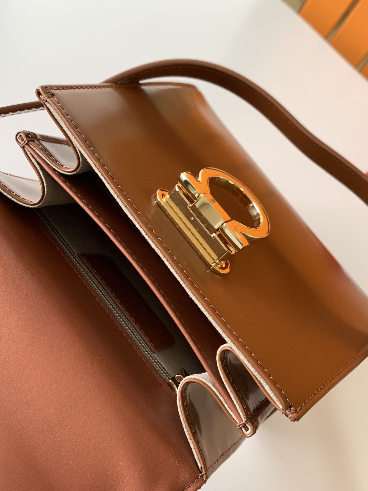 FERRAGAMO 살바토레 페라가모 FW2023 Gancino 장식 가죽 핸드백 18