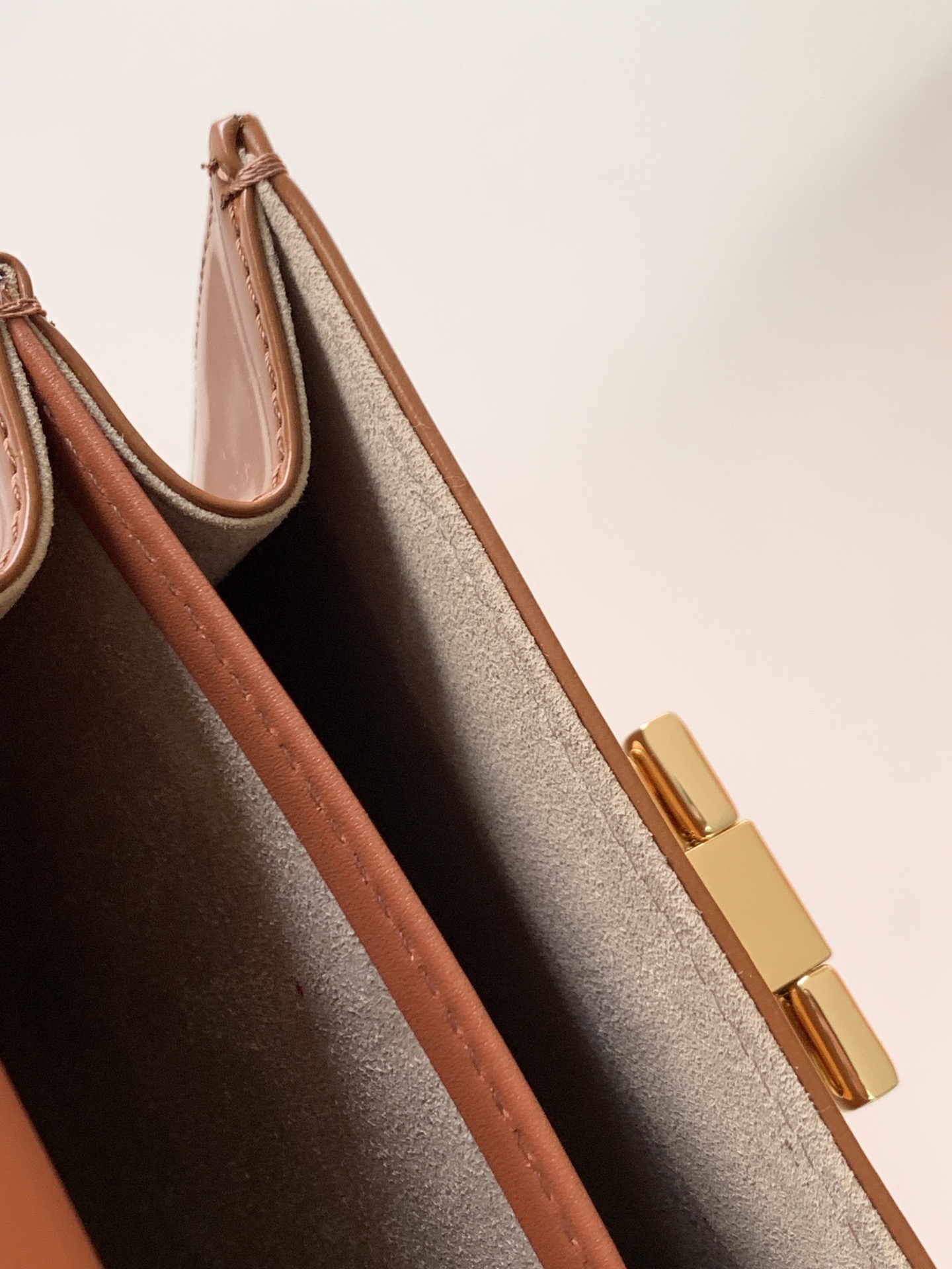 FERRAGAMO 살바토레 페라가모 FW2023 Gancino 장식 가죽 핸드백 19