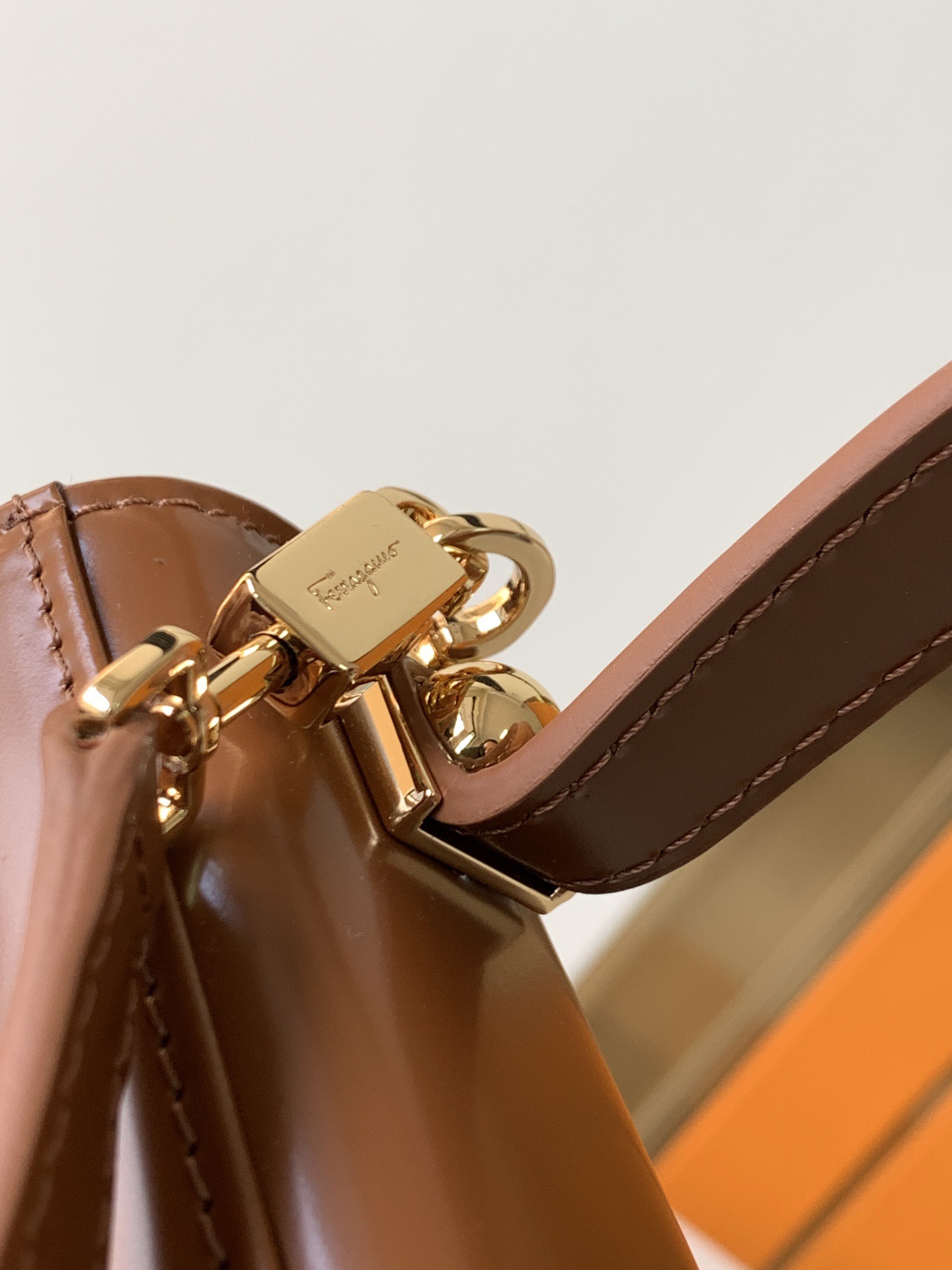 FERRAGAMO 살바토레 페라가모 FW2023 Gancino 장식 가죽 핸드백 20