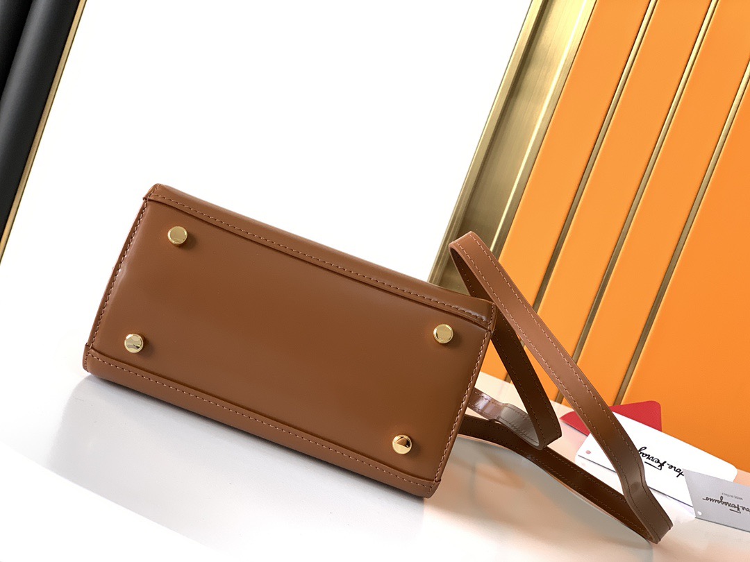 FERRAGAMO 살바토레 페라가모 FW2023 Gancino 장식 가죽 핸드백 21