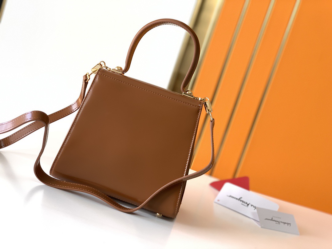 FERRAGAMO 살바토레 페라가모 FW2023 Gancino 장식 가죽 핸드백 23