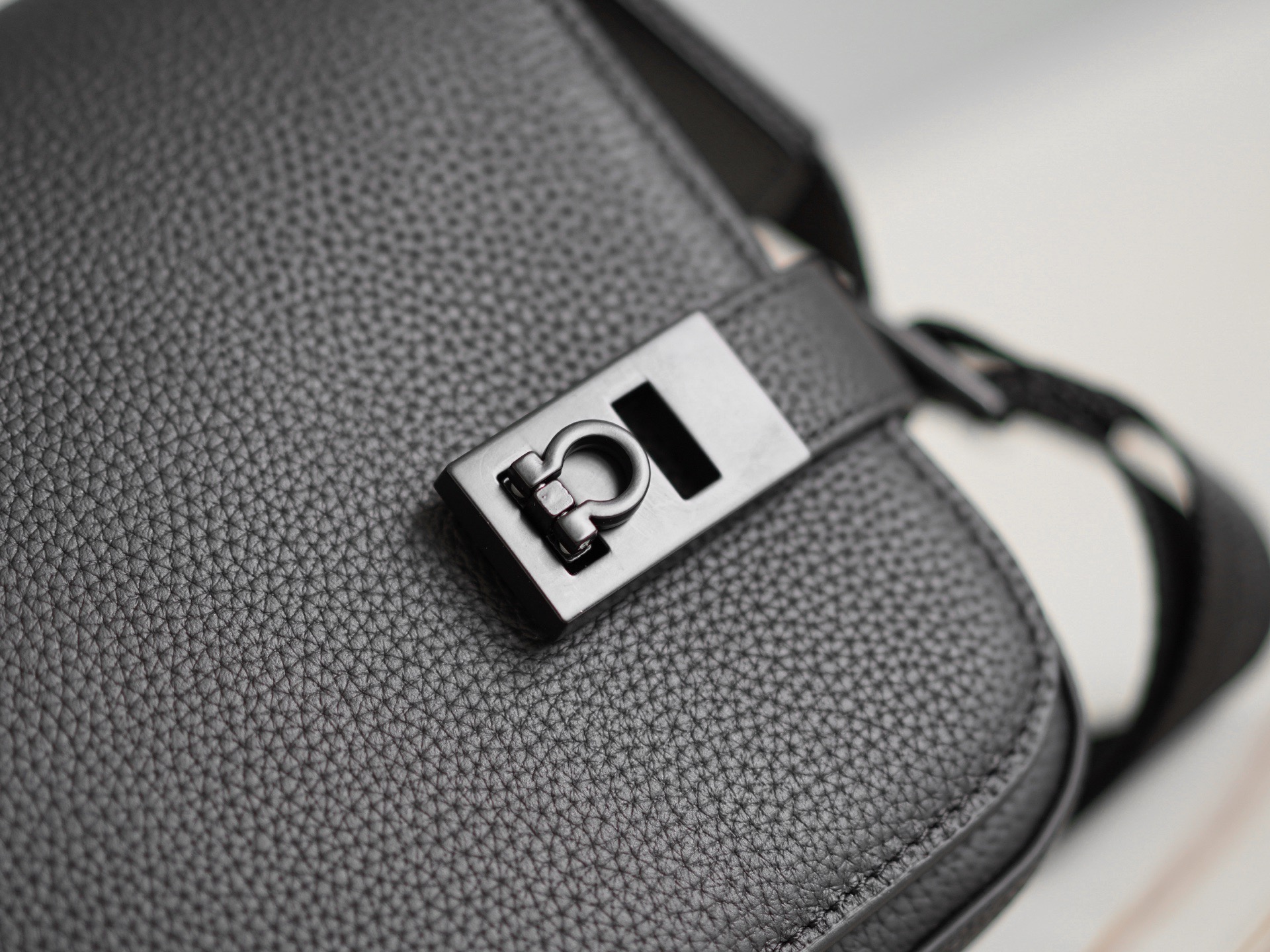 FERRAGAMO 페라가모 FW2023 Gancini 크로스백 2