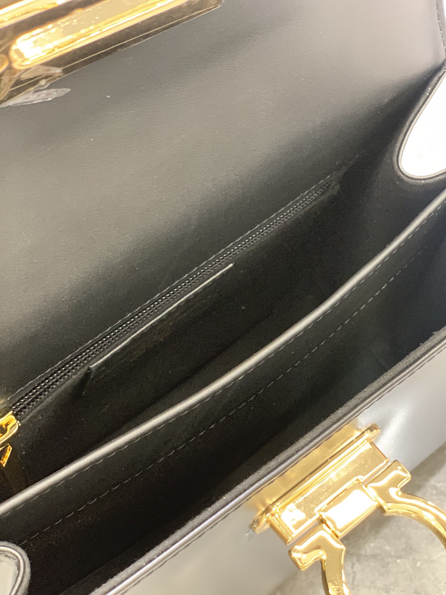 Ferragamo 살바토레 페라가모 FW2023 Gancino 블랙 토트백 10