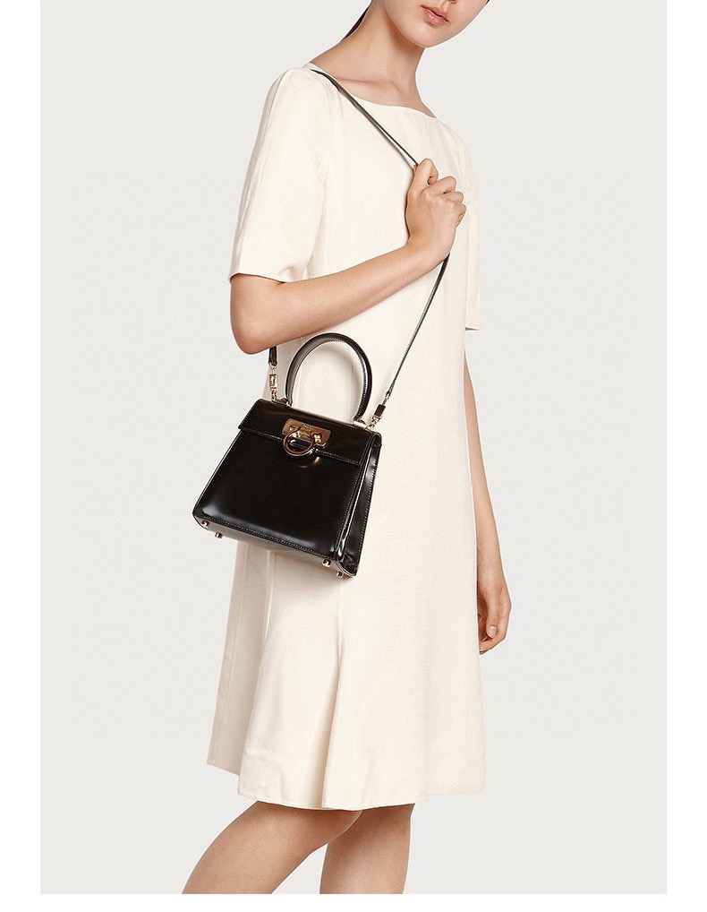 FERRAGAMO 살바토레 페라가모 FW2023 Gancino 장식 가죽 핸드백 1