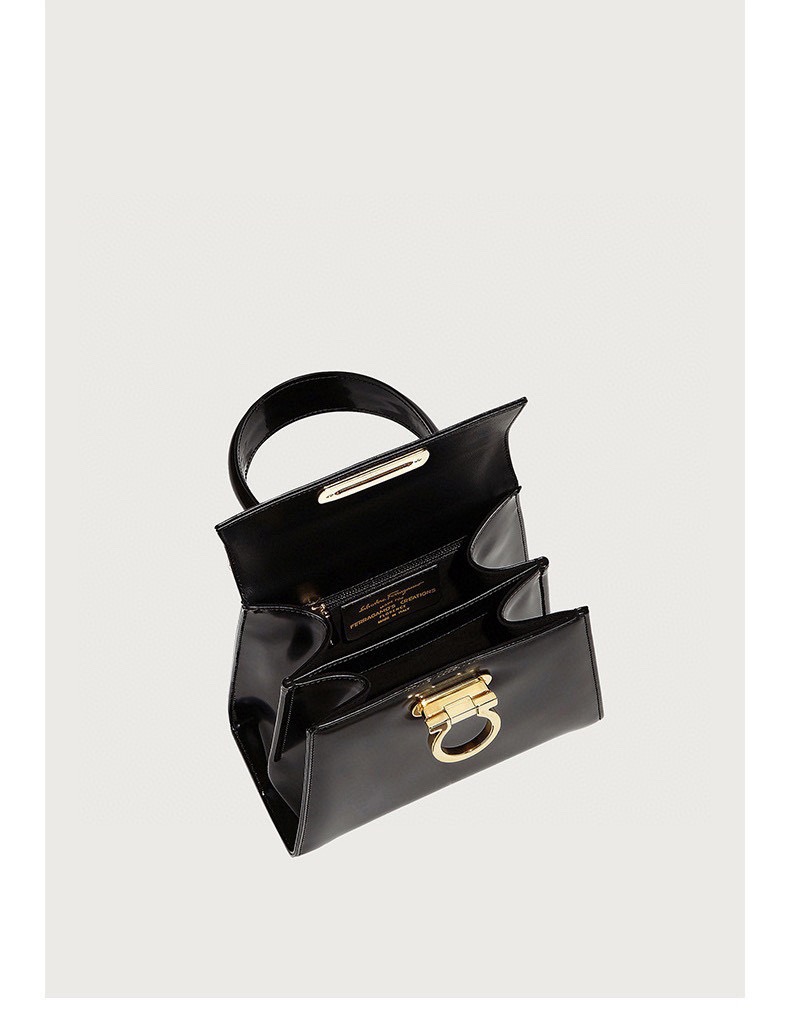 FERRAGAMO 살바토레 페라가모 FW2023 Gancino 장식 가죽 핸드백 5