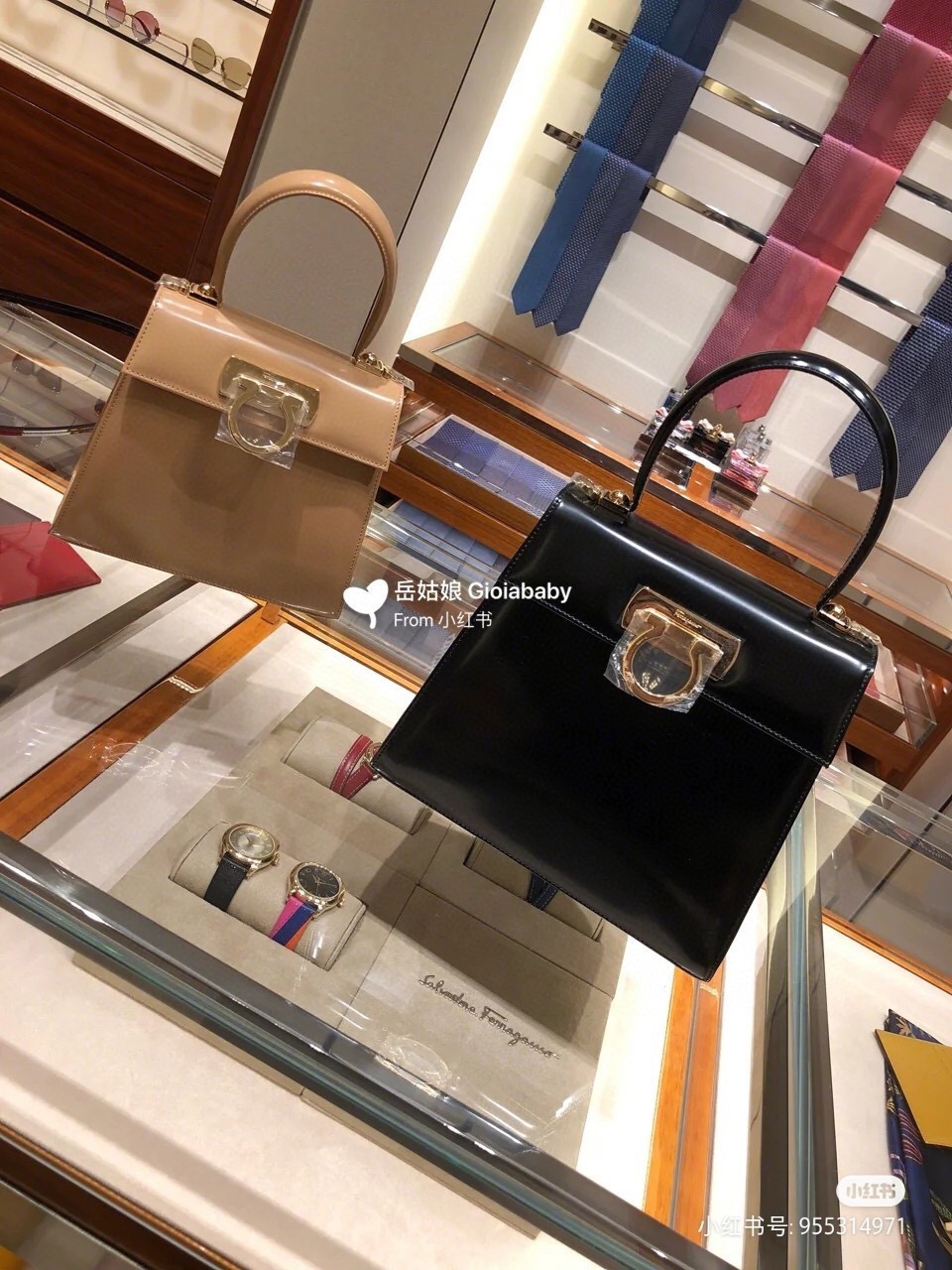 FERRAGAMO 살바토레 페라가모 FW2023 Gancino 장식 가죽 핸드백 7