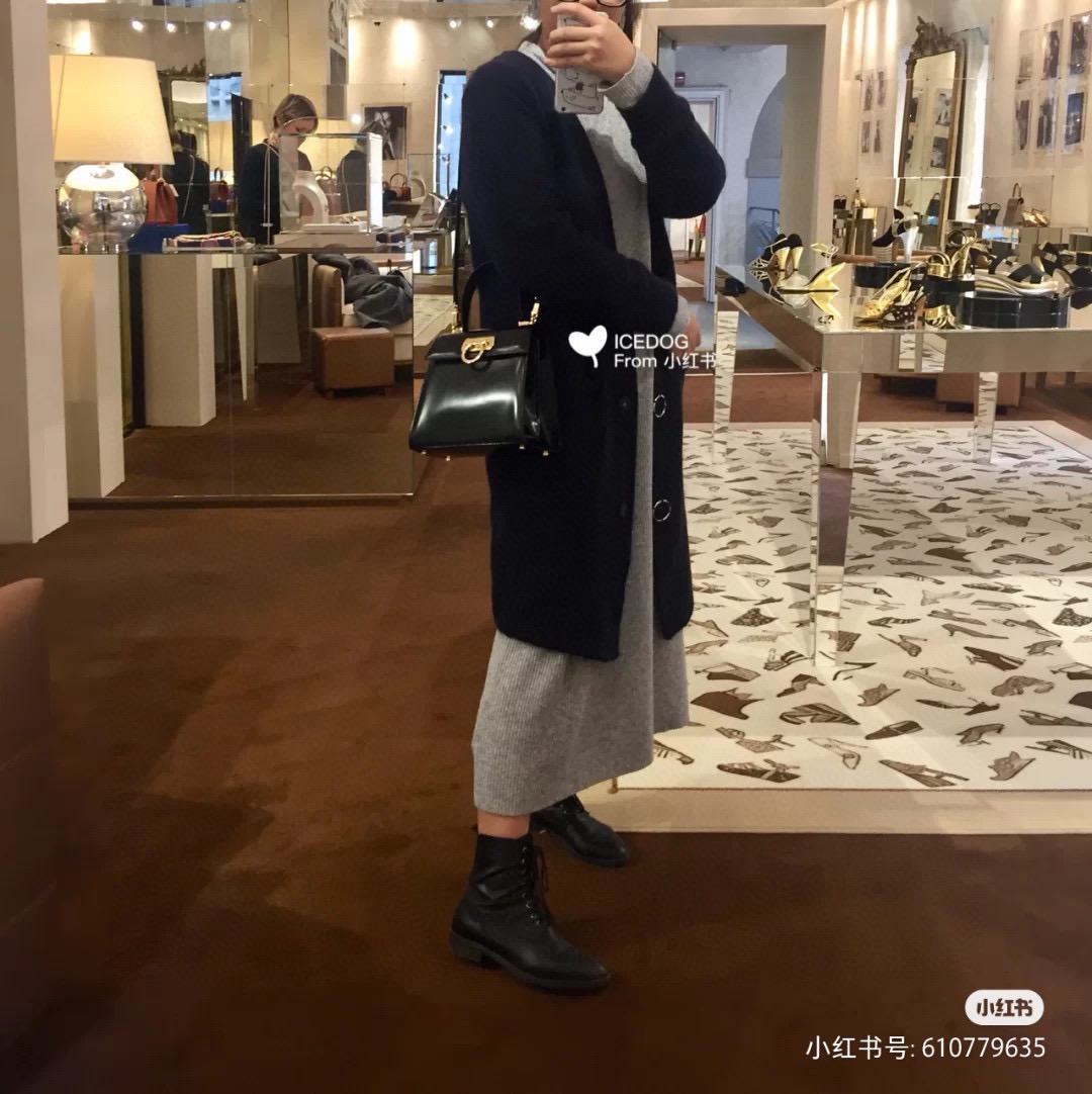 FERRAGAMO 살바토레 페라가모 FW2023 Gancino 장식 가죽 핸드백 8