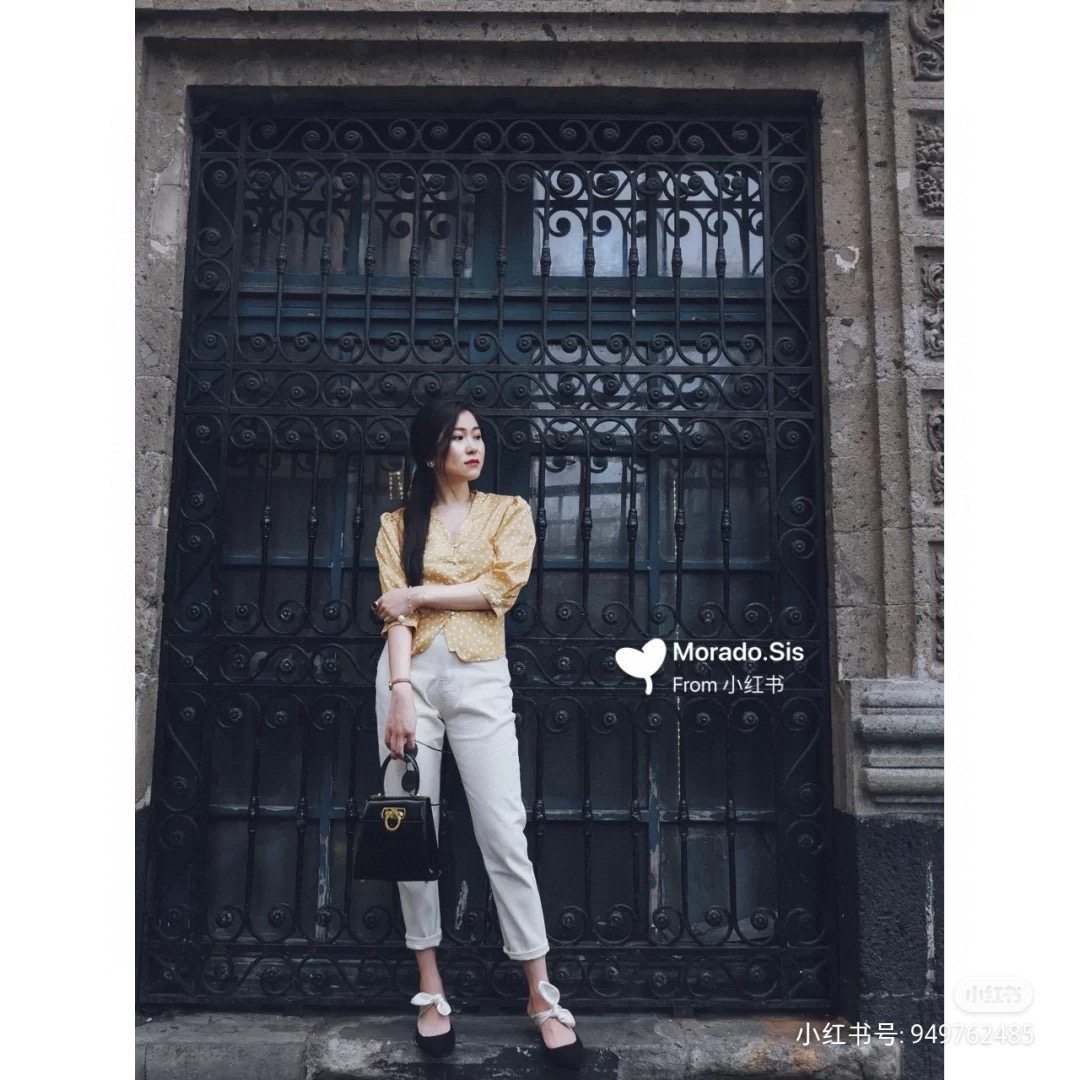 FERRAGAMO 살바토레 페라가모 FW2023 Gancino 장식 가죽 핸드백 9