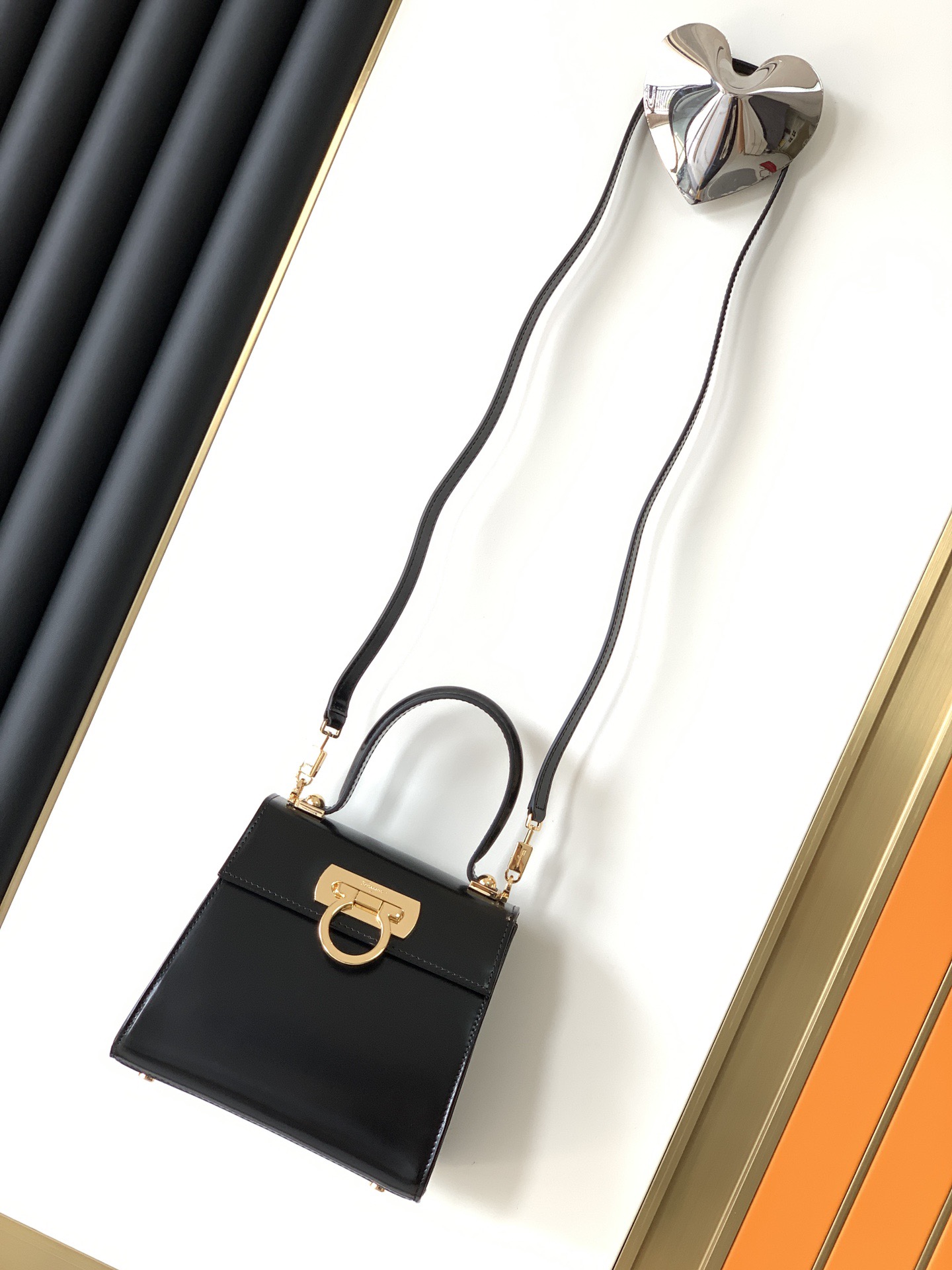 FERRAGAMO 살바토레 페라가모 FW2023 Gancino 장식 가죽 핸드백 10