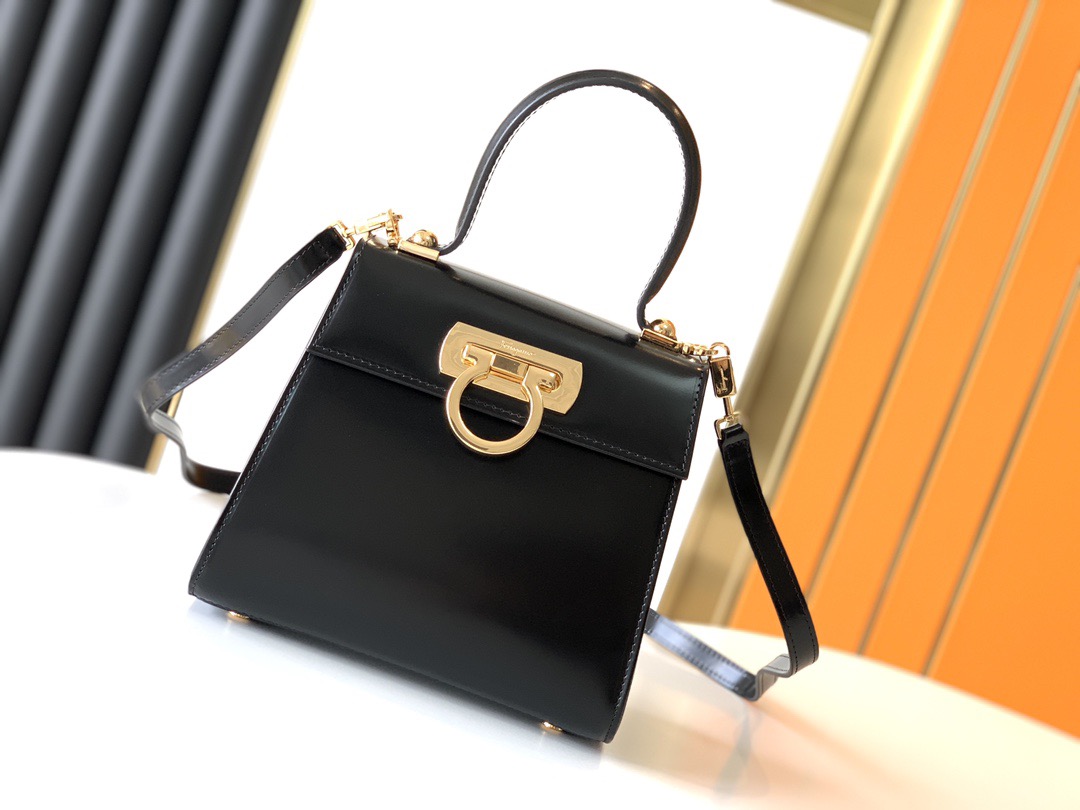 FERRAGAMO 살바토레 페라가모 FW2023 Gancino 장식 가죽 핸드백 11