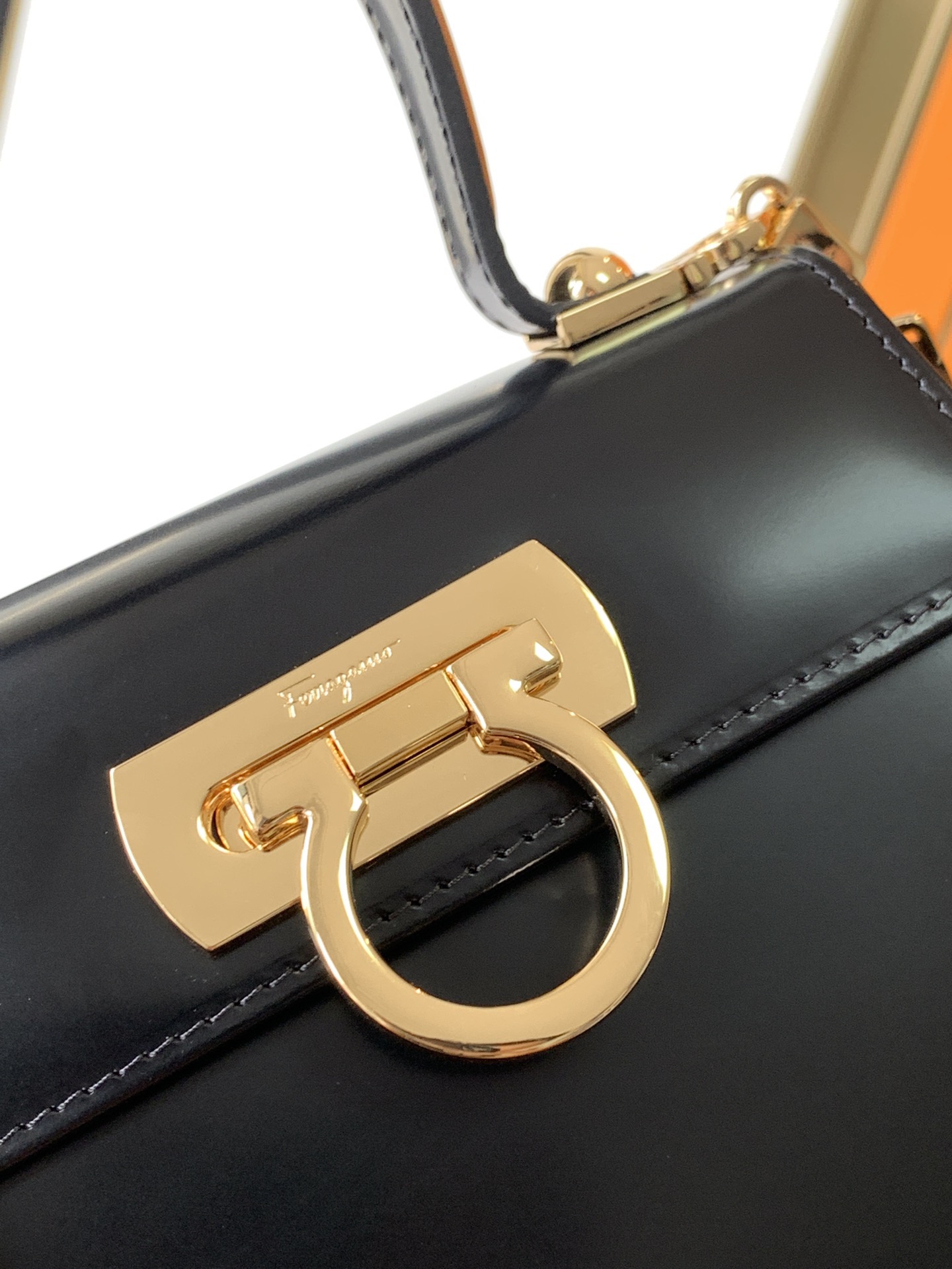 FERRAGAMO 살바토레 페라가모 FW2023 Gancino 장식 가죽 핸드백 12