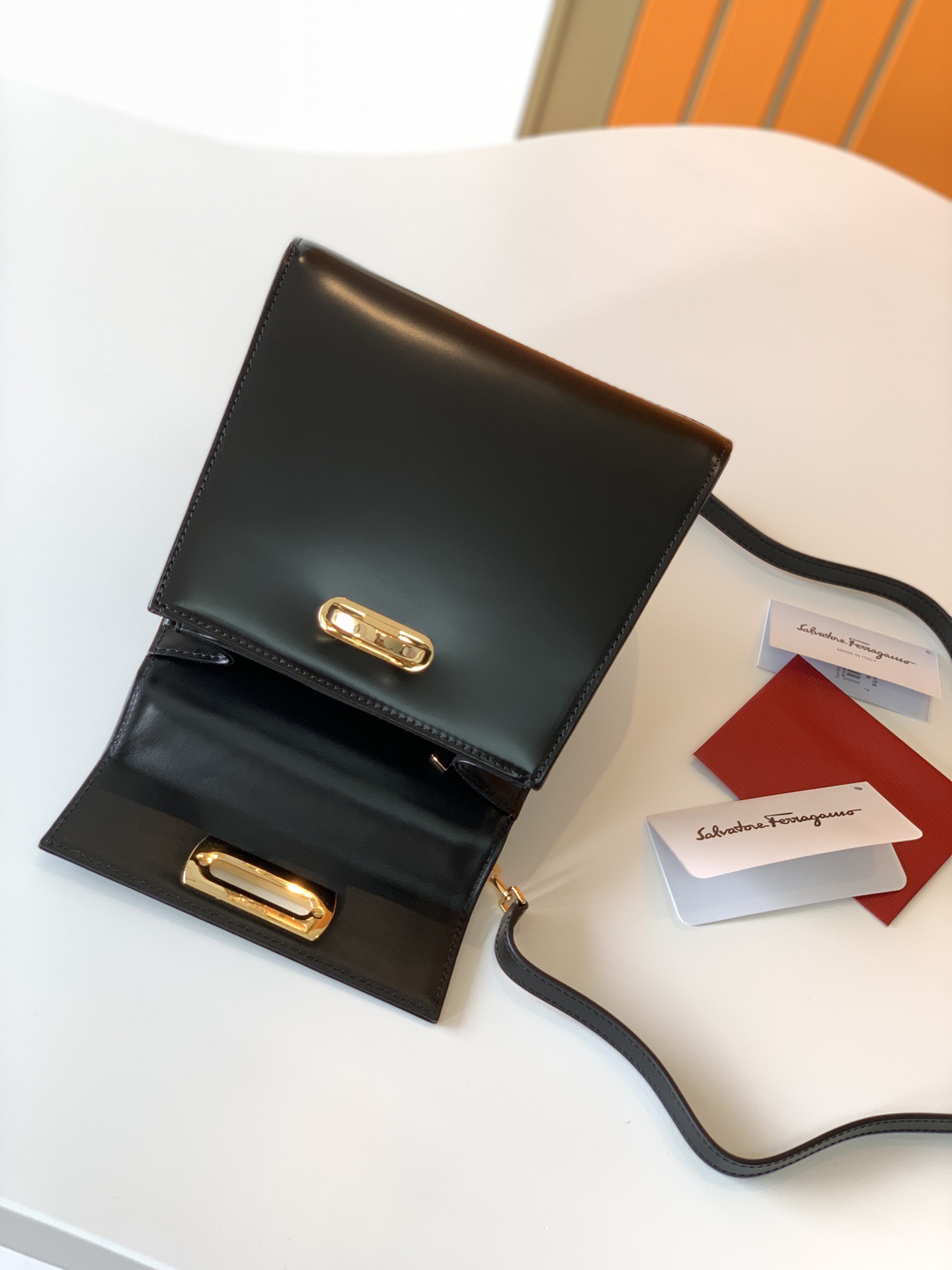 FERRAGAMO 살바토레 페라가모 FW2023 Gancino 장식 가죽 핸드백 13