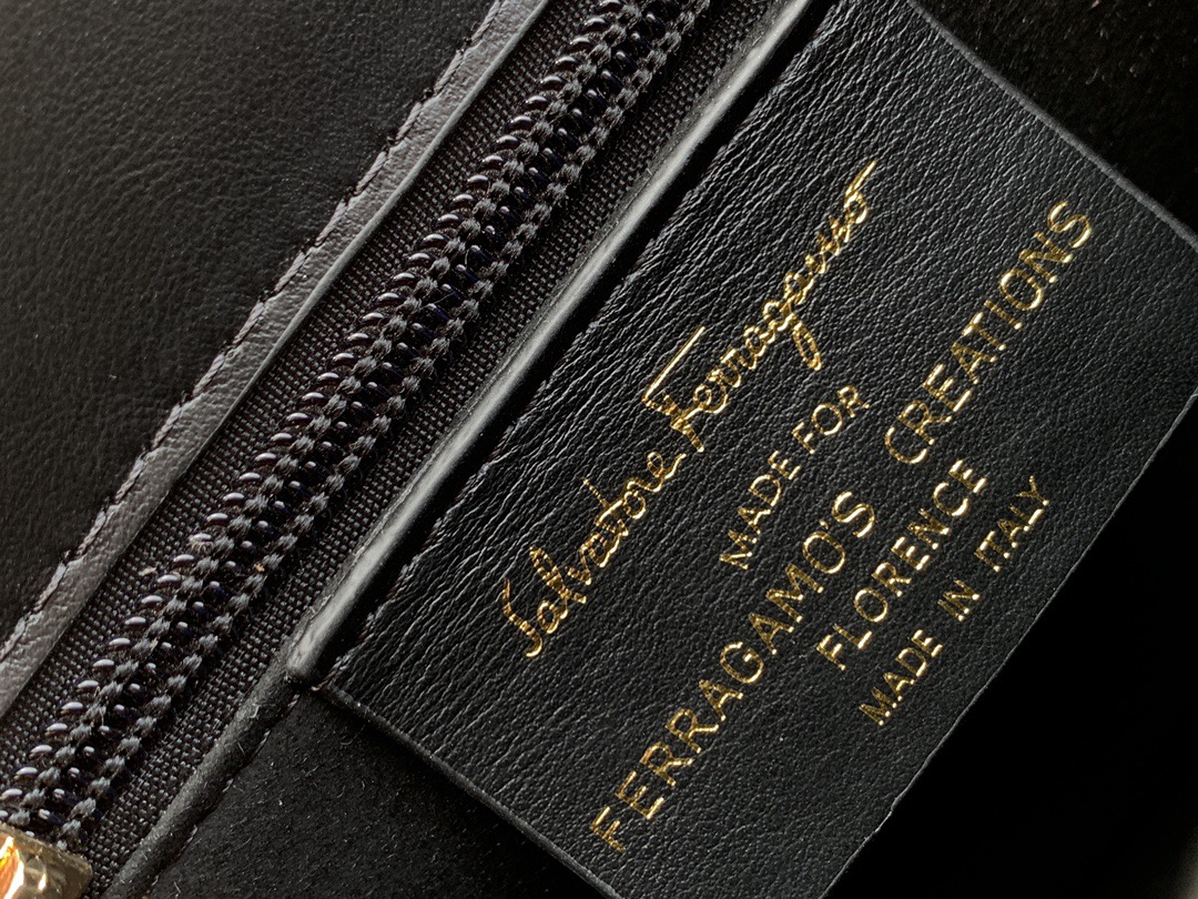 FERRAGAMO 살바토레 페라가모 FW2023 Gancino 장식 가죽 핸드백 15