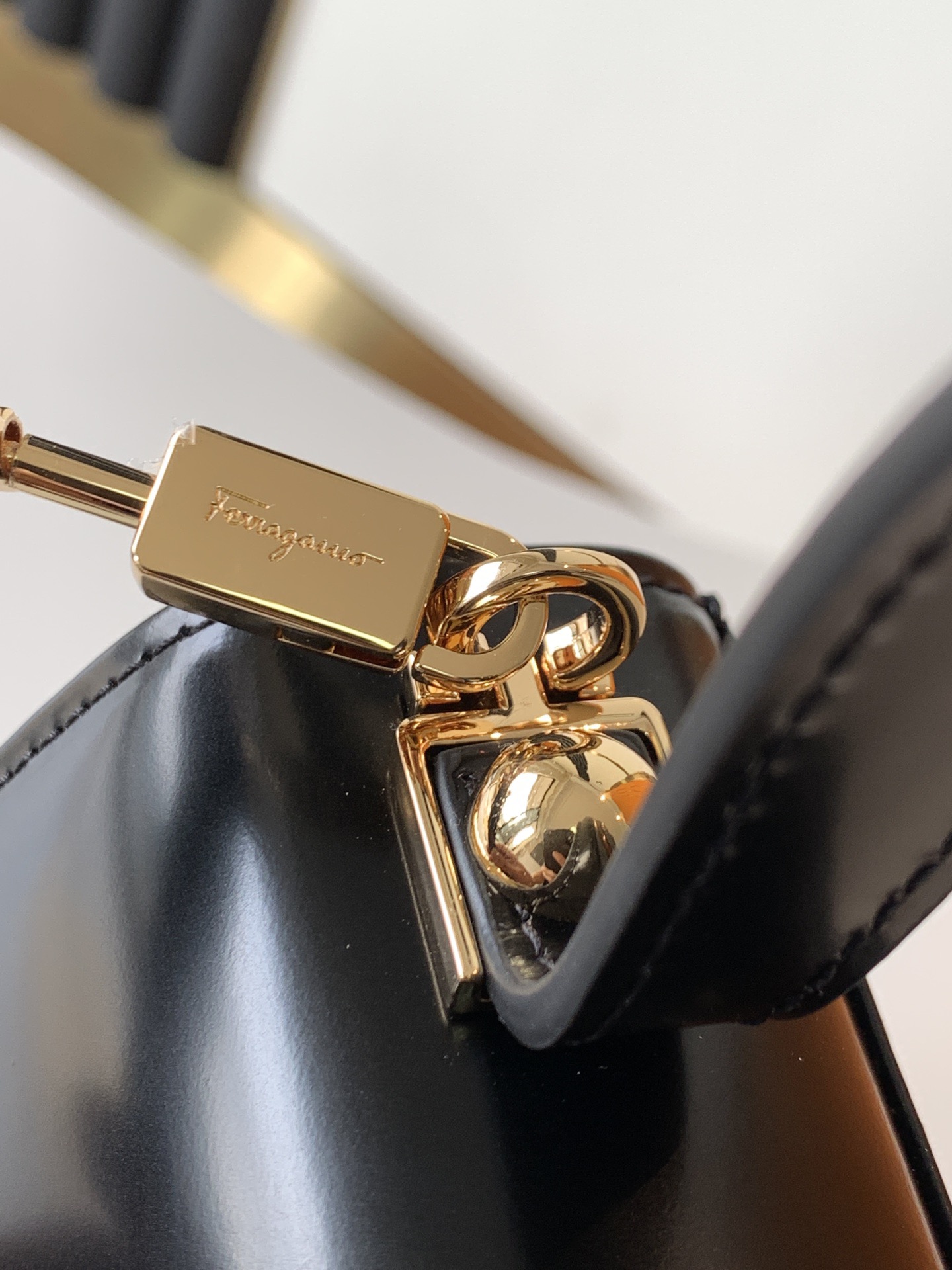 FERRAGAMO 살바토레 페라가모 FW2023 Gancino 장식 가죽 핸드백 17