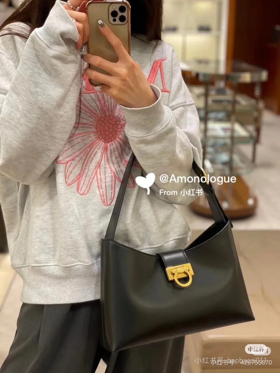 Ferragamo 살바토레 페라가모 FW2023 Trifolio Gancini 숄더백 1