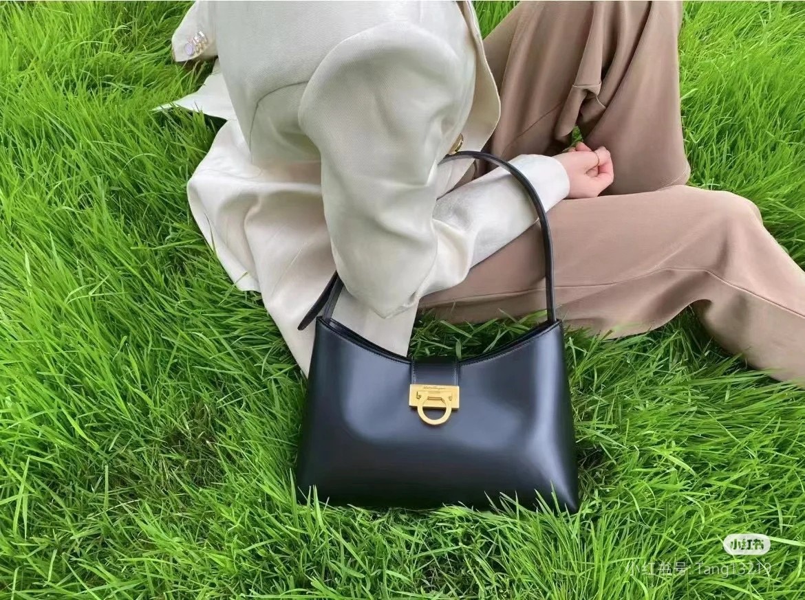 Ferragamo 살바토레 페라가모 FW2023 Trifolio Gancini 숄더백 6