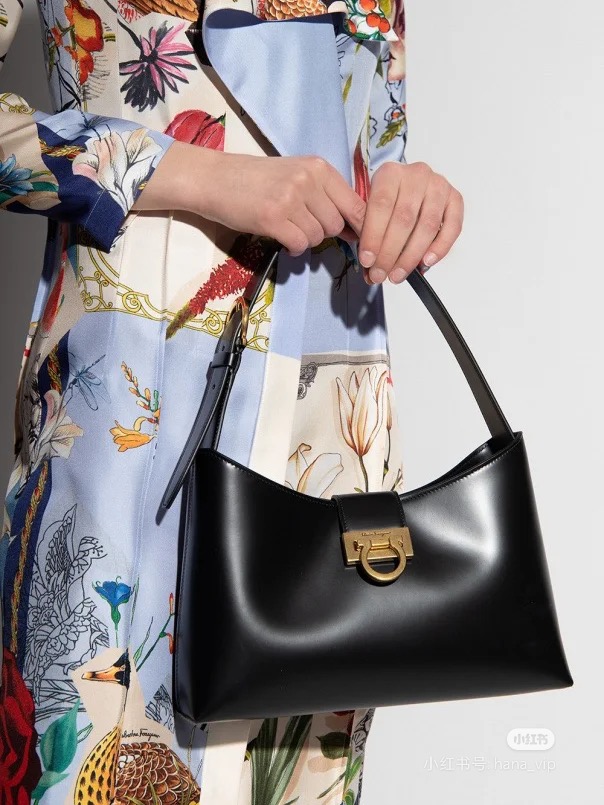 Ferragamo 살바토레 페라가모 FW2023 Trifolio Gancini 숄더백 7