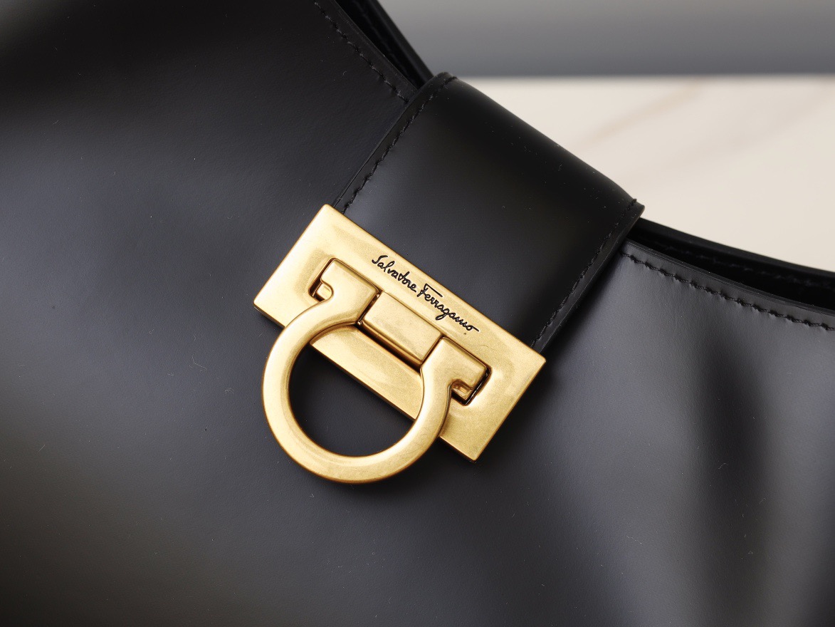 Ferragamo 살바토레 페라가모 FW2023 Trifolio Gancini 숄더백 11