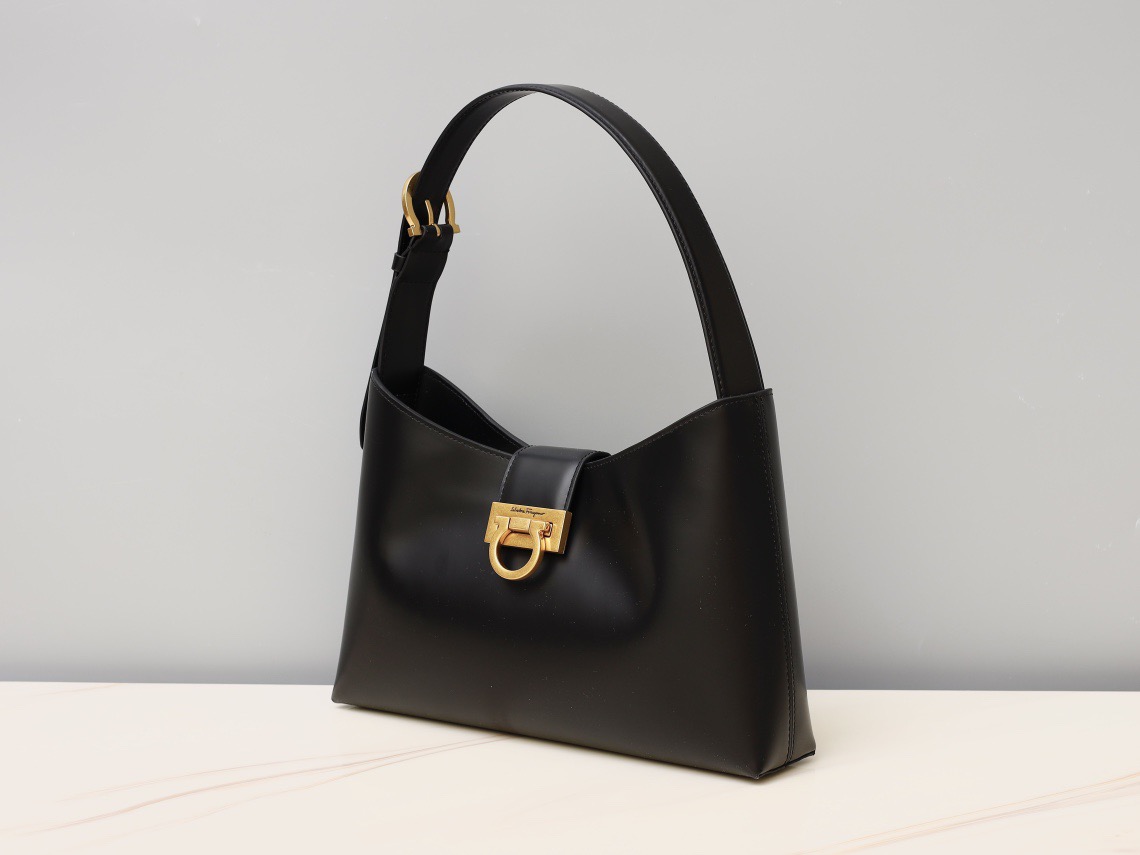 Ferragamo 살바토레 페라가모 FW2023 Trifolio Gancini 숄더백 16