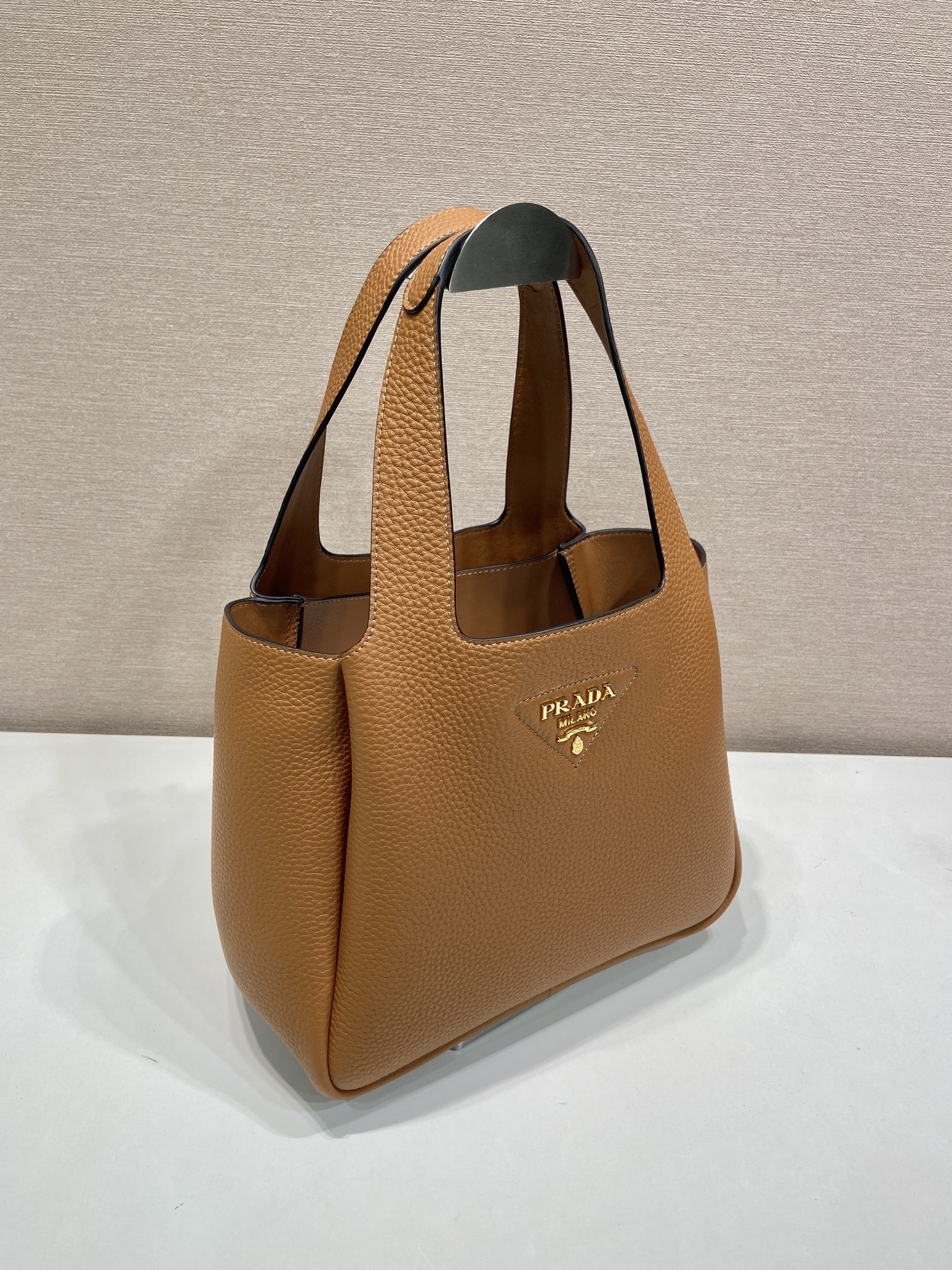 PRADA 프라다 FW2023 소가죽 토트백 6