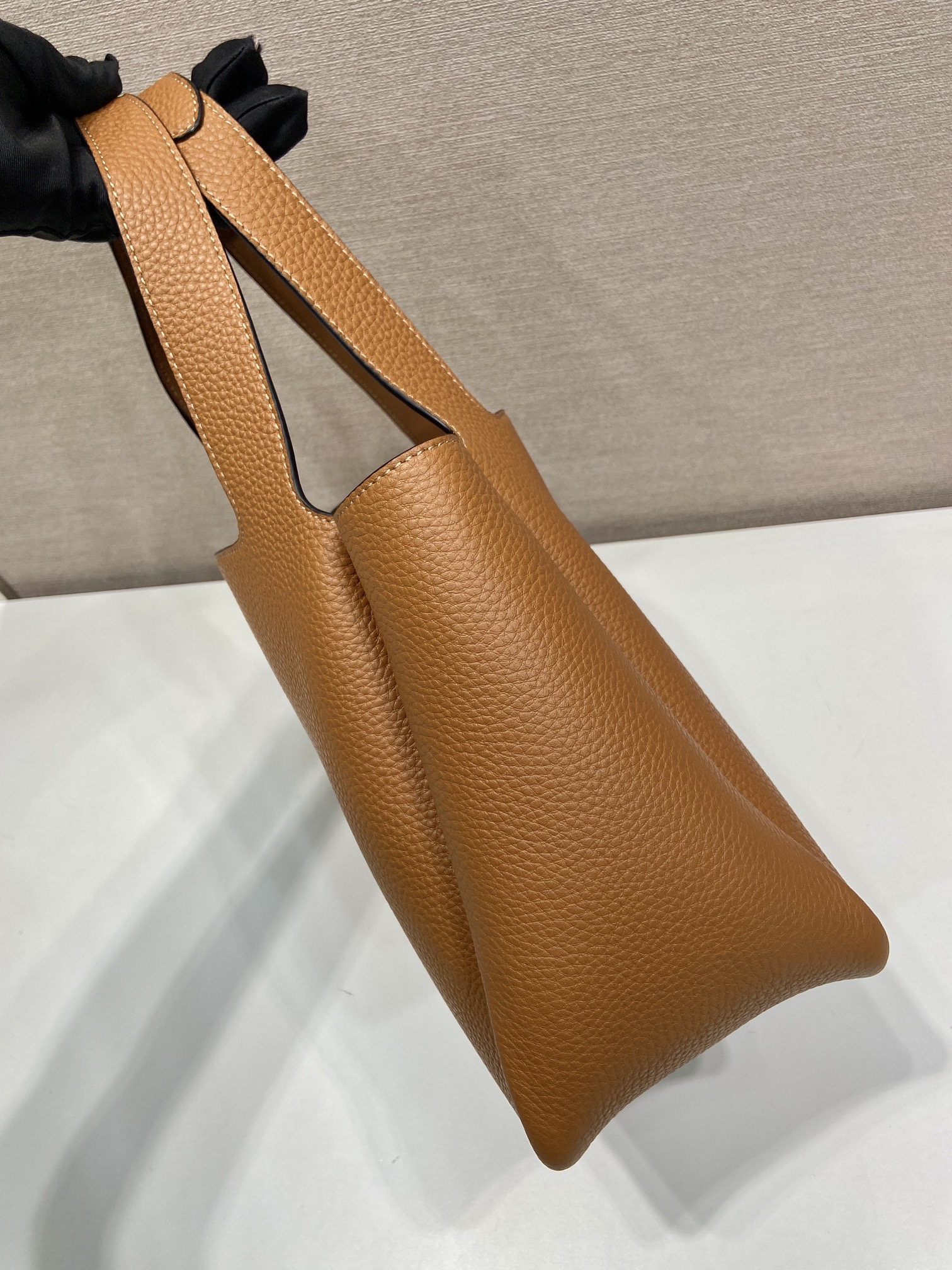 PRADA 프라다 FW2023 소가죽 토트백 8