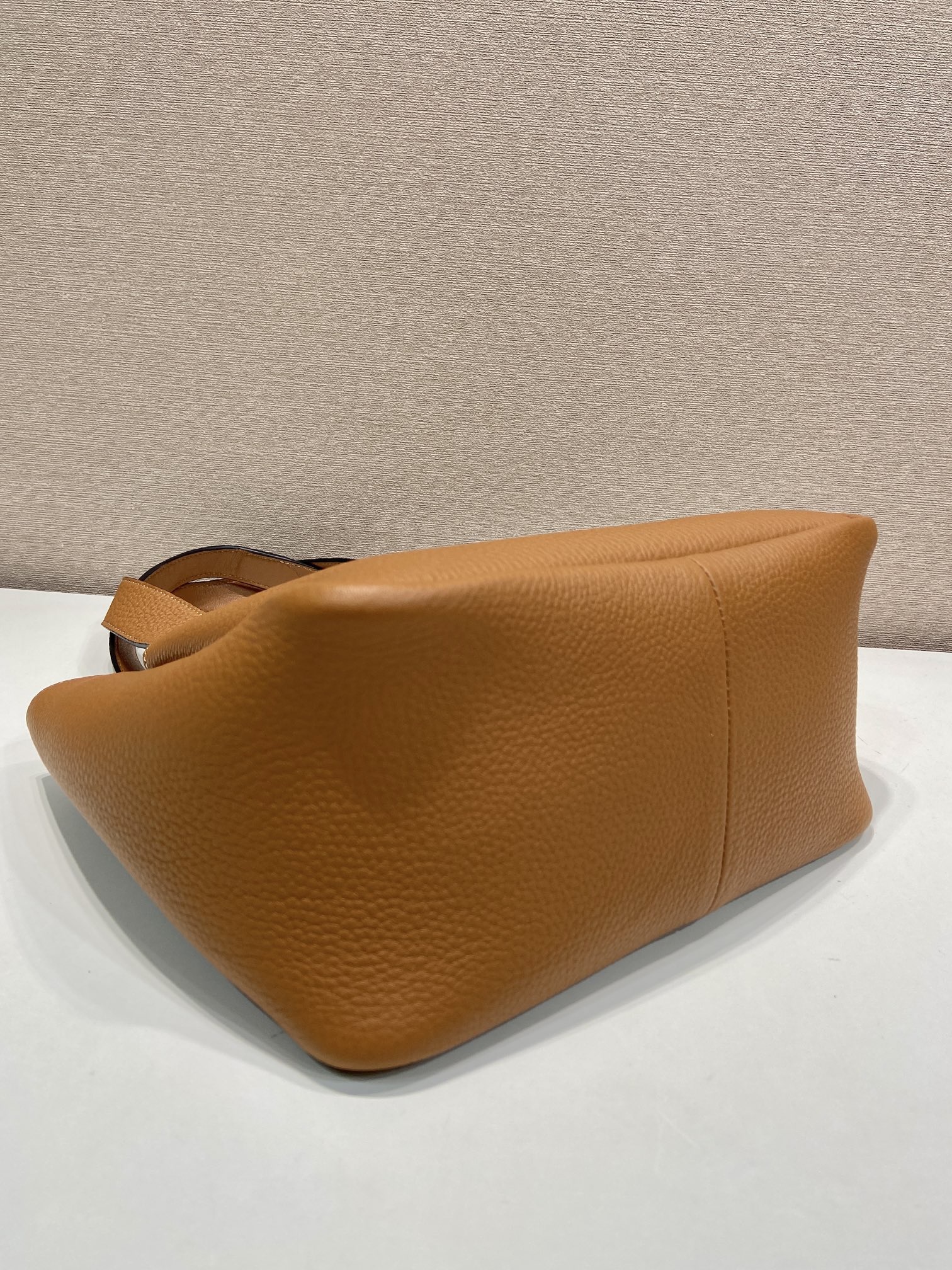 PRADA 프라다 FW2023 소가죽 토트백 9