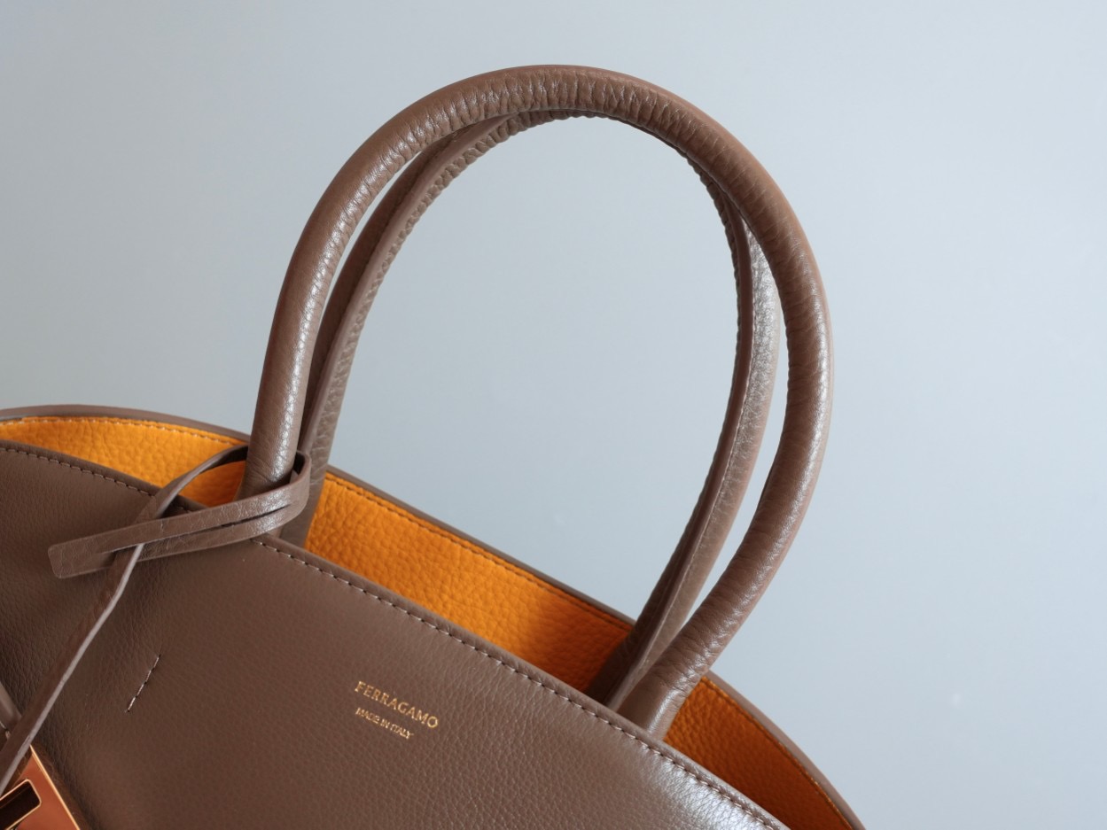 FERRAGAMO 페레가모 FW2023 HUG 나파 가죽 토트백 2