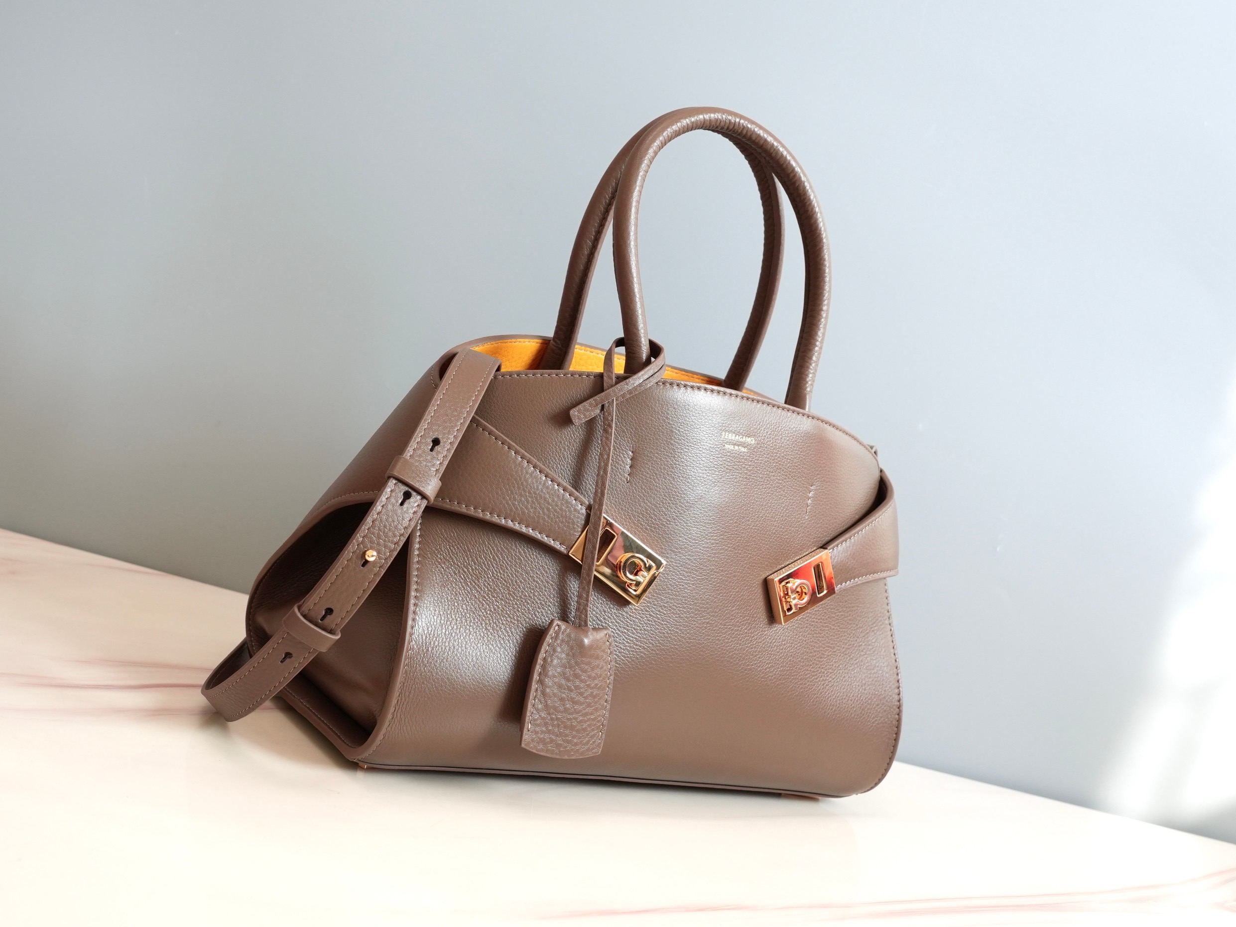 FERRAGAMO 페레가모 FW2023 HUG 나파 가죽 토트백 9