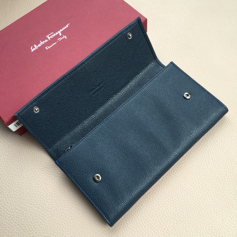 Ferragamo FW2023 진주어피 가죽 지갑 4