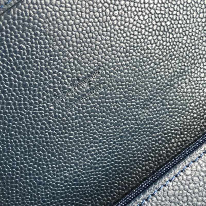 Ferragamo FW2023 진주어피 가죽 지갑 5