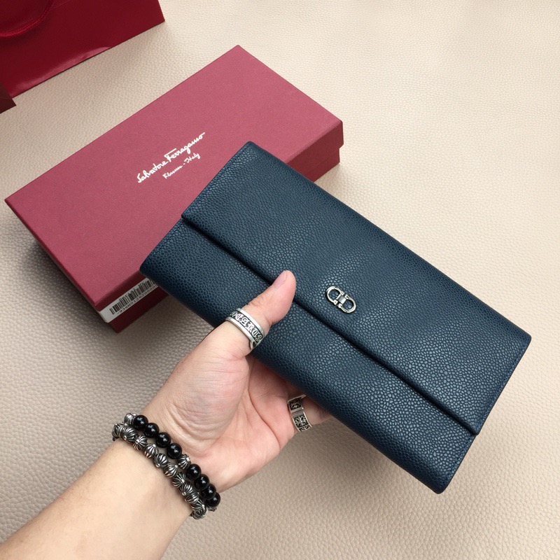 Ferragamo FW2023 진주어피 가죽 지갑 9