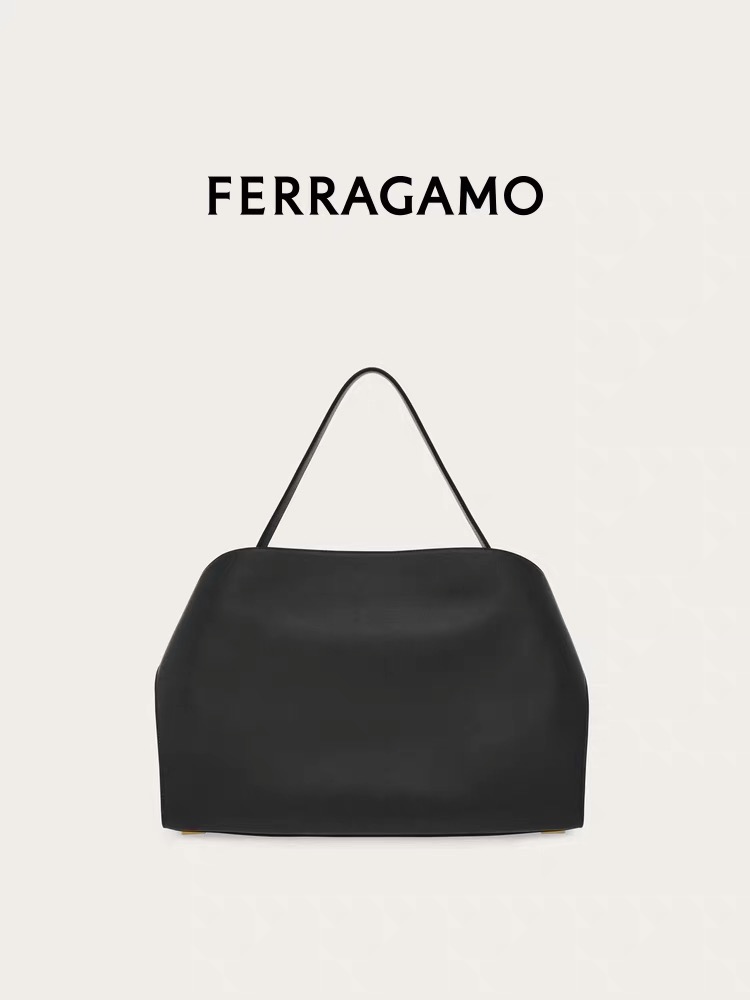 FERRAGAMO 페라가모 FW2023 Gancini 장식 가죽 핸드백 3