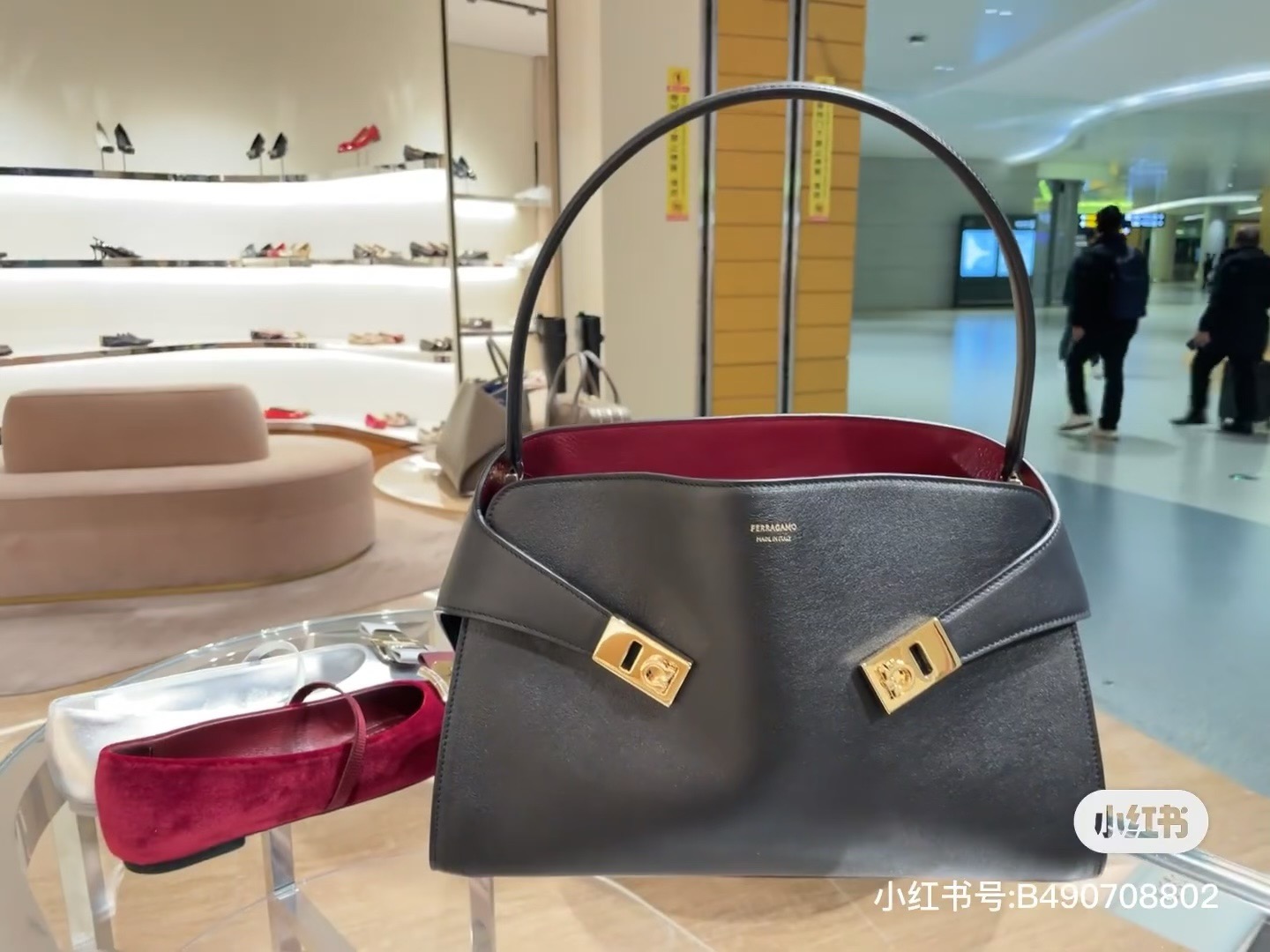 FERRAGAMO 페라가모 FW2023 Gancini 장식 가죽 핸드백 6